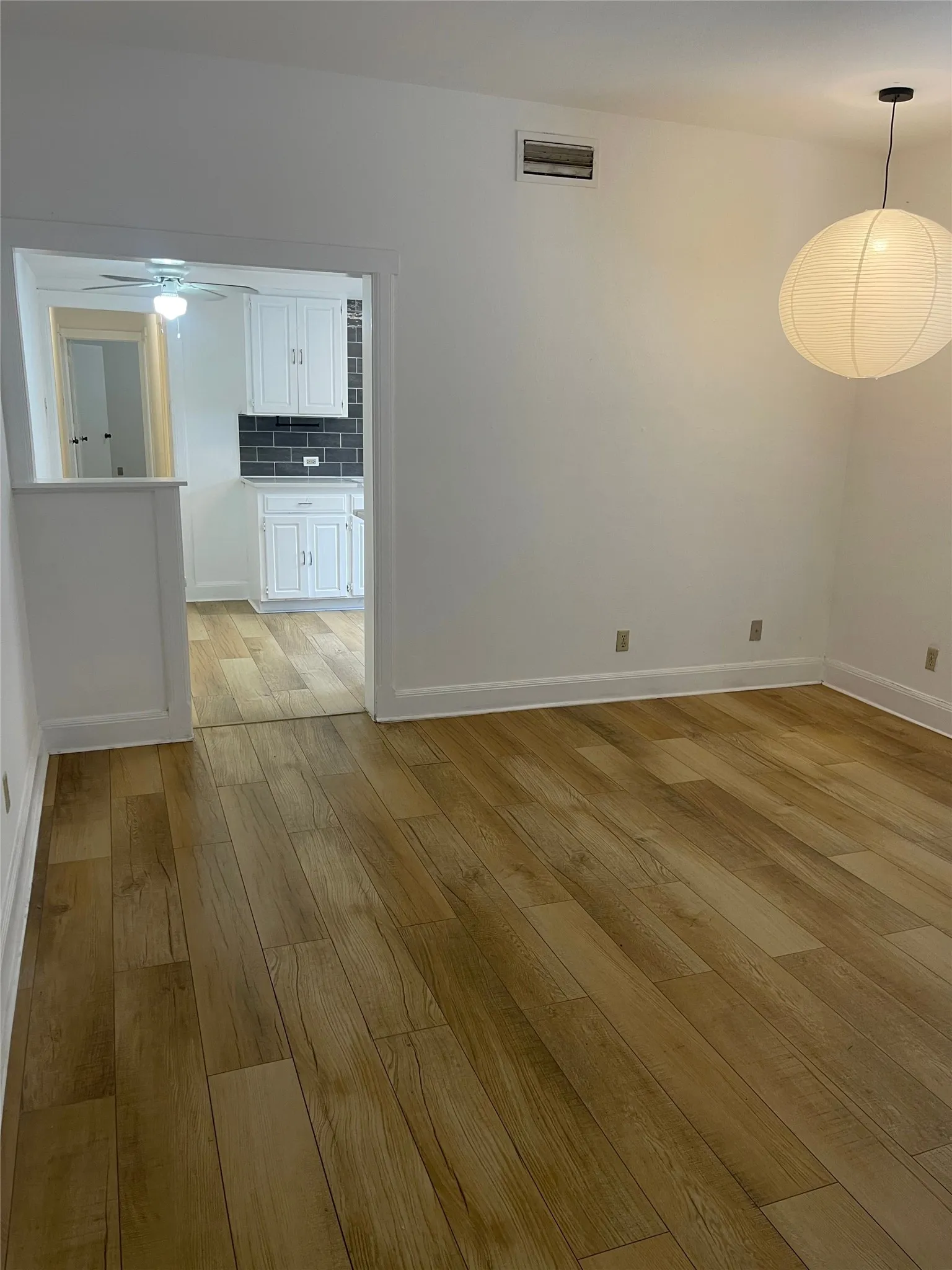 Apartment For Rent in Dallas County , 202 S Willomet Avenue 4, Dallas, Texas 75208, 2 Bedroom, 1 Bathroom, Garage spaces, 860 Sqft, built in 1922, mls#21297049, Real Estate Agent in Dallas, Homes For Rent in Dallas county, Homes For Rent in Dallas, Realtor in Dallas Texas, Real Estate Brokerage Independent Realty Texas, Luminita Cordes Realtor