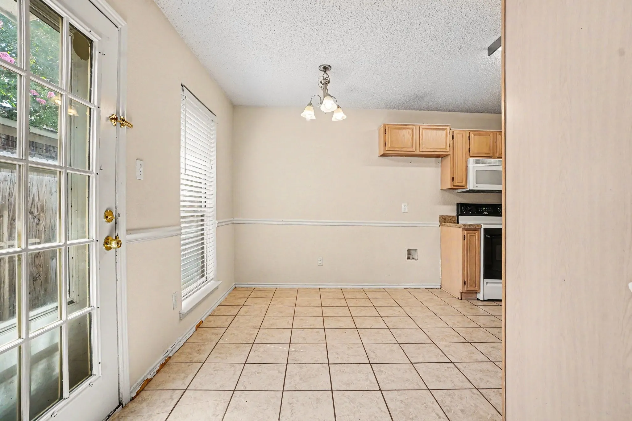 Dining area eat-in kitchen