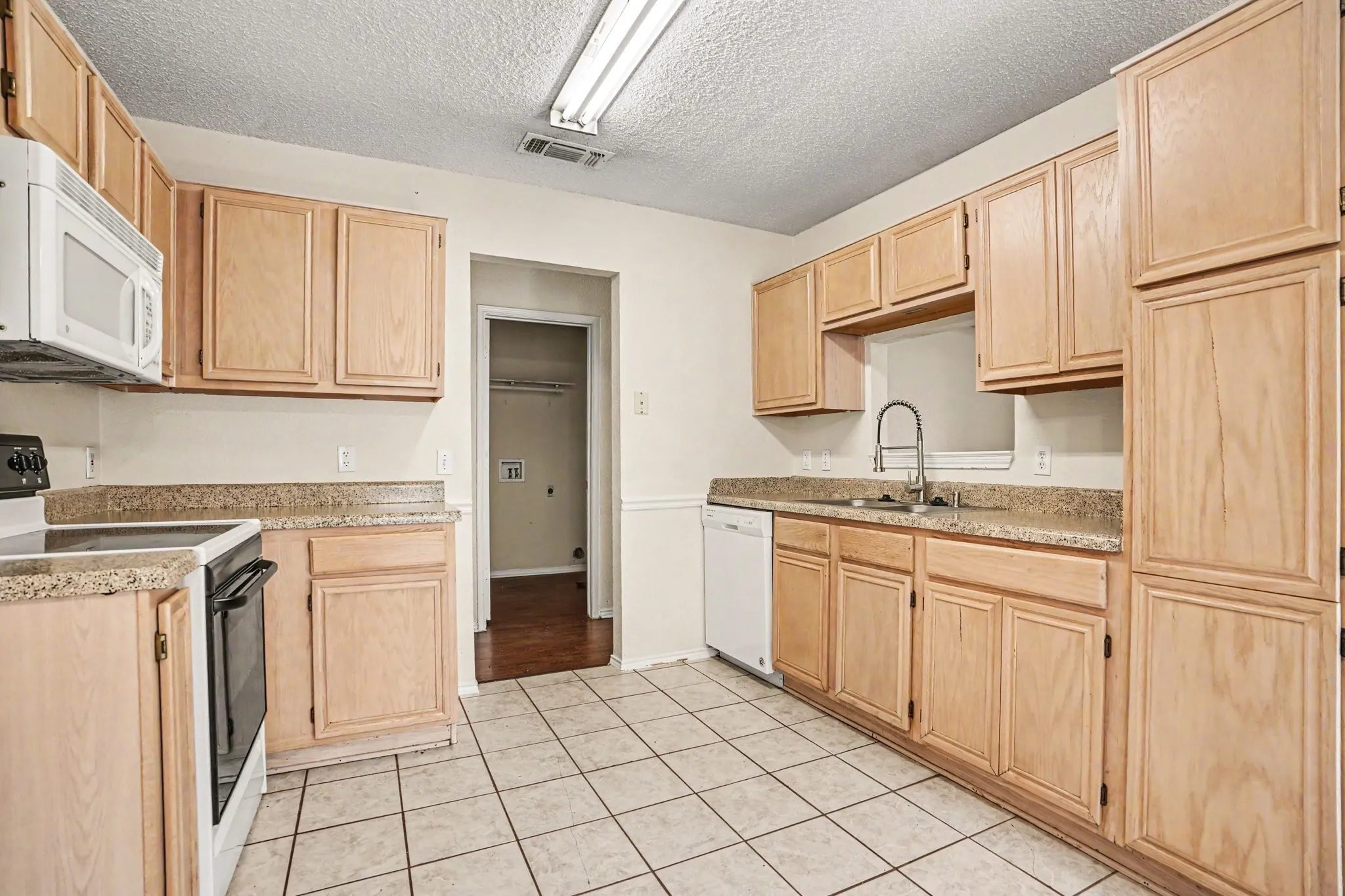 Single Family Residence For Sale in Tarrant County , 4216 Fernleaf Drive, Fort Worth, Texas 76137, 3 Bedroom, 2 Bathroom, 2 Garage spaces, 1,460 Sqft, built in 1995, mls#21297069, Real Estate Agent in Fort Worth, Homes For Sale in Tarrant county, Homes For Sale in Fort Worth, Realtor in Fort Worth Texas, Real Estate Brokerage Independent Realty Texas, Luminita Cordes Realtor