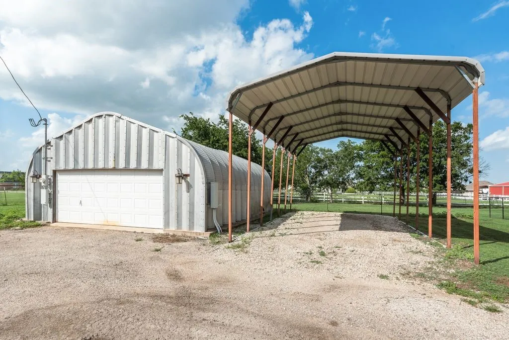 Additional garage/ Workshop & RV carport