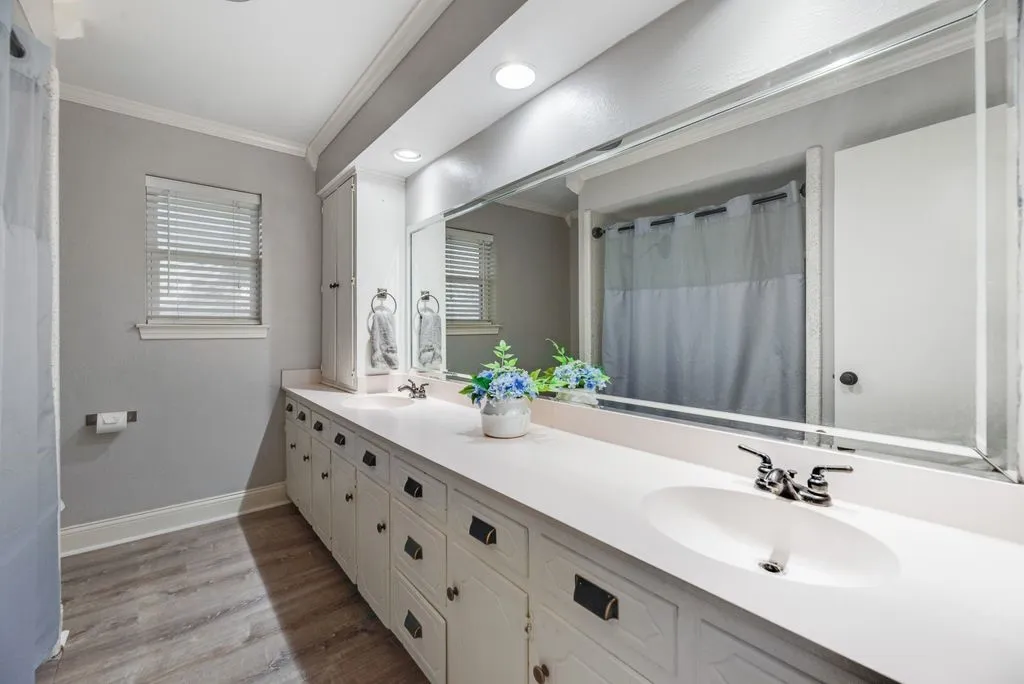 Full Hall Bathroom