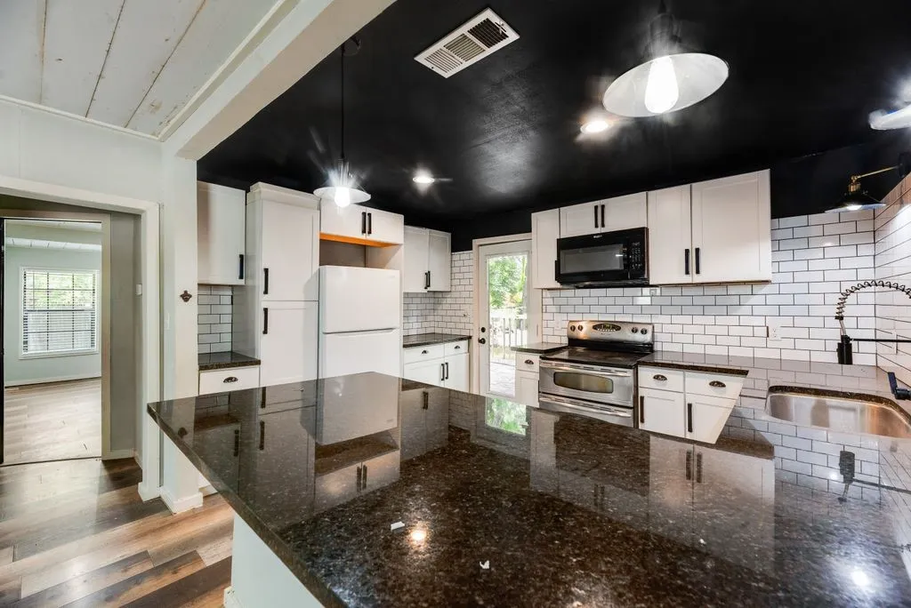 Single Family Residence For Sale in Dallas County , 4419 Lawnview Avenue, Dallas, Texas 75227, 2 Bedroom, 1 Bathroom, Garage spaces, 950 Sqft, built in 1949, mls#21296883, Real Estate Agent in Dallas, Homes For Sale in Dallas county, Homes For Sale in Dallas, Realtor in Dallas Texas, Real Estate Brokerage Independent Realty Texas, Luminita Cordes Realtor