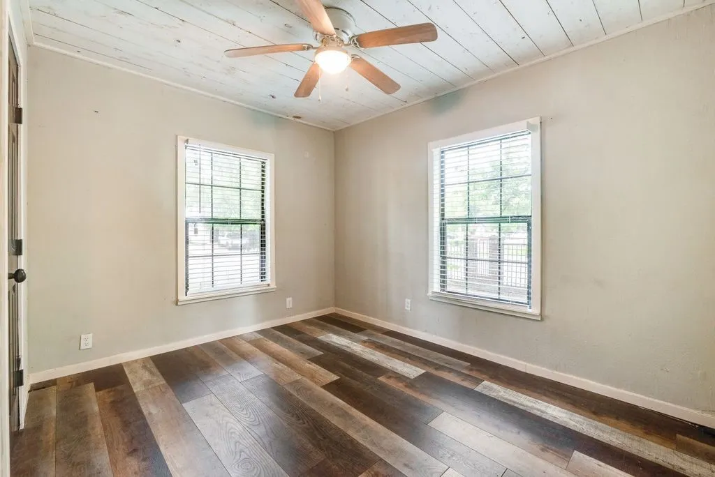 Single Family Residence For Sale in Dallas County , 4419 Lawnview Avenue, Dallas, Texas 75227, 2 Bedroom, 1 Bathroom, Garage spaces, 950 Sqft, built in 1949, mls#21296883, Real Estate Agent in Dallas, Homes For Sale in Dallas county, Homes For Sale in Dallas, Realtor in Dallas Texas, Real Estate Brokerage Independent Realty Texas, Luminita Cordes Realtor