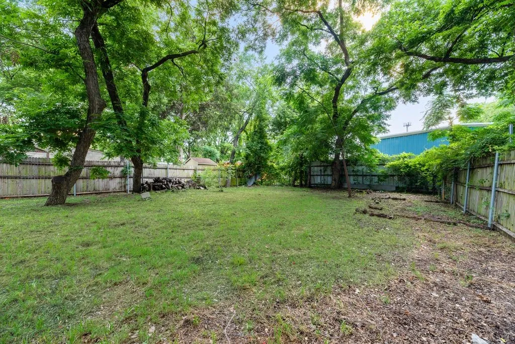 Single Family Residence For Sale in Dallas County , 4419 Lawnview Avenue, Dallas, Texas 75227, 2 Bedroom, 1 Bathroom, Garage spaces, 950 Sqft, built in 1949, mls#21296883, Real Estate Agent in Dallas, Homes For Sale in Dallas county, Homes For Sale in Dallas, Realtor in Dallas Texas, Real Estate Brokerage Independent Realty Texas, Luminita Cordes Realtor