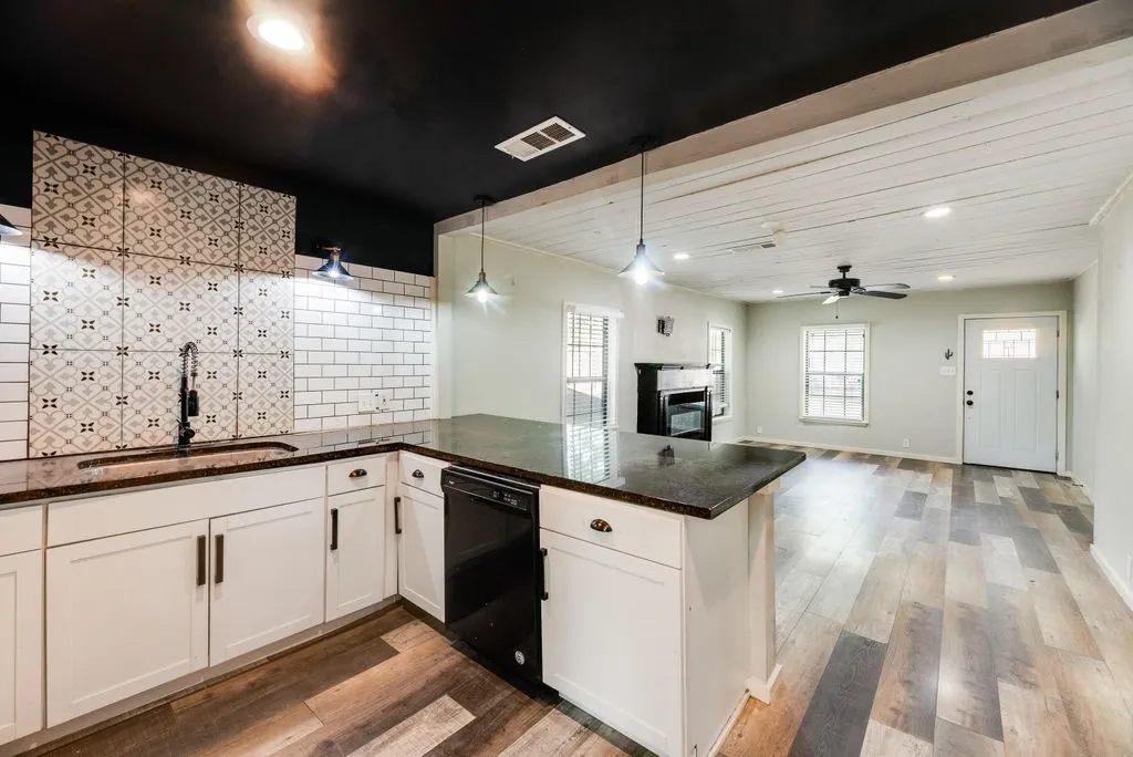Single Family Residence For Sale in Dallas County , 4419 Lawnview Avenue, Dallas, Texas 75227, 2 Bedroom, 1 Bathroom, Garage spaces, 950 Sqft, built in 1949, mls#21296883, Real Estate Agent in Dallas, Homes For Sale in Dallas county, Homes For Sale in Dallas, Realtor in Dallas Texas, Real Estate Brokerage Independent Realty Texas, Luminita Cordes Realtor