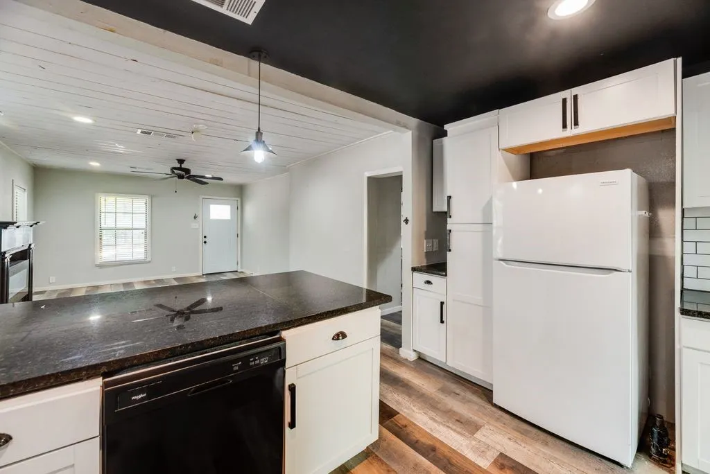 Single Family Residence For Sale in Dallas County , 4419 Lawnview Avenue, Dallas, Texas 75227, 2 Bedroom, 1 Bathroom, Garage spaces, 950 Sqft, built in 1949, mls#21296883, Real Estate Agent in Dallas, Homes For Sale in Dallas county, Homes For Sale in Dallas, Realtor in Dallas Texas, Real Estate Brokerage Independent Realty Texas, Luminita Cordes Realtor