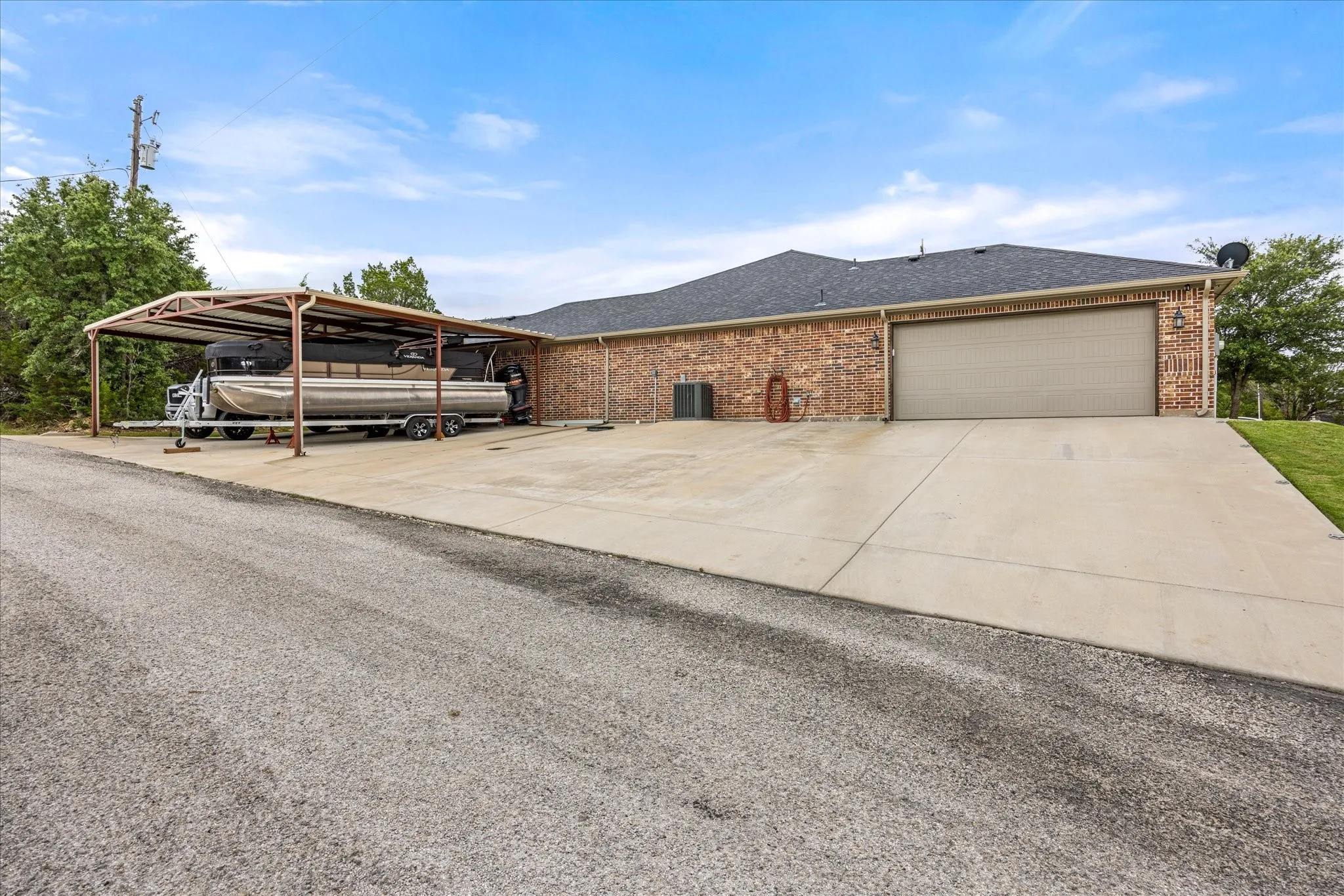 Single Family Residence For Sale in Hood County , 2507 Santiago Drive, Granbury, Texas 76048, 3 Bedroom, 2 Bathroom, 3 Garage spaces, 1,678 Sqft, built in 2021, mls#21294935, Real Estate Agent in Granbury, Homes For Sale in Hood county, Homes For Sale in Granbury, Realtor in Granbury Texas, Real Estate Brokerage Independent Realty Texas, Luminita Cordes Realtor