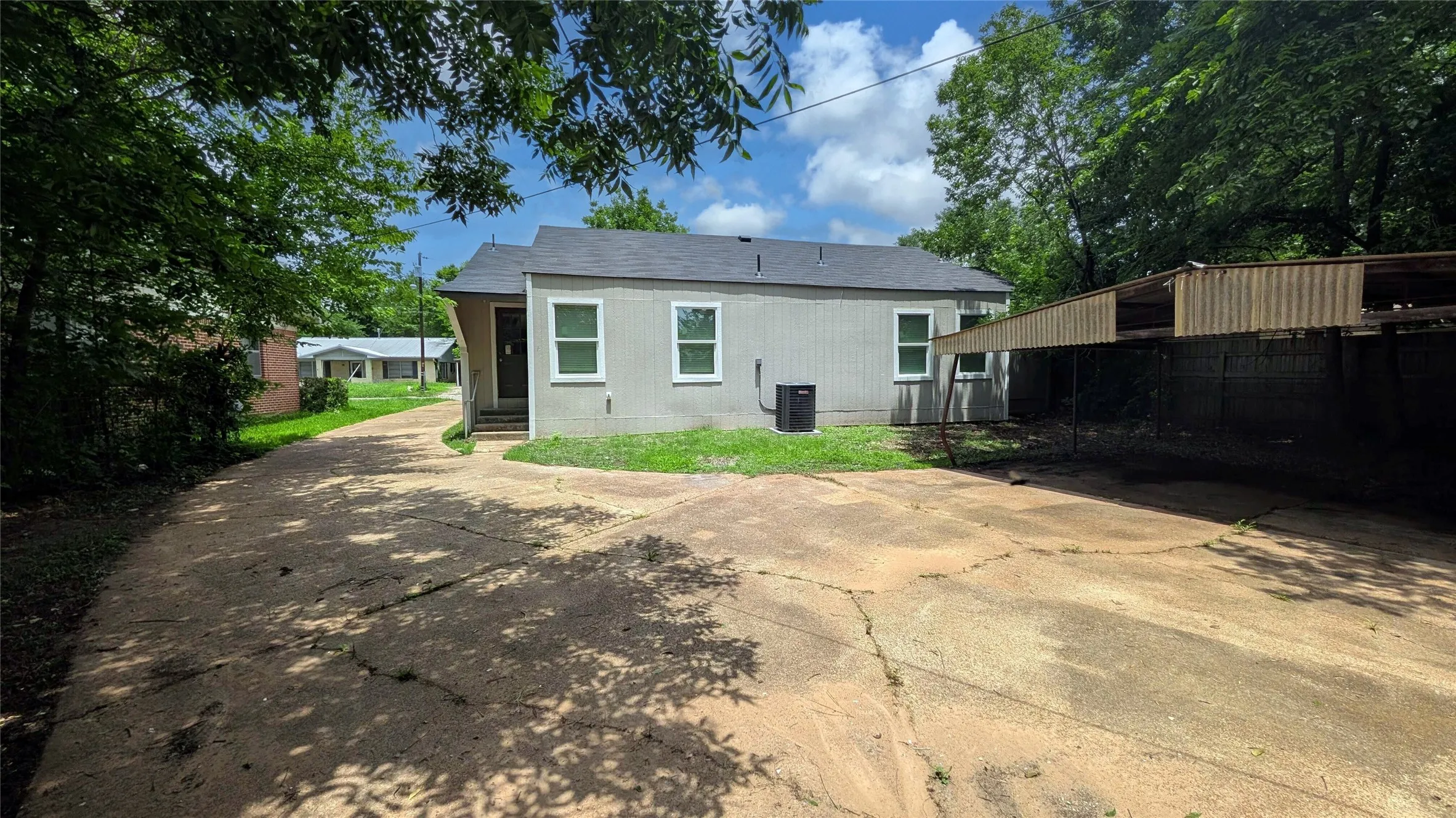 Single Family Residence For Sale in Lamar County , 1404 E Polk Street, Paris, Texas 75460, 3 Bedroom, 2 Bathroom, Garage spaces, 1,366 Sqft, built in 1950, mls#21297032, Real Estate Agent in Paris, Homes For Sale in Lamar county, Homes For Sale in Paris, Realtor in Paris Texas, Real Estate Brokerage Independent Realty Texas, Luminita Cordes Realtor