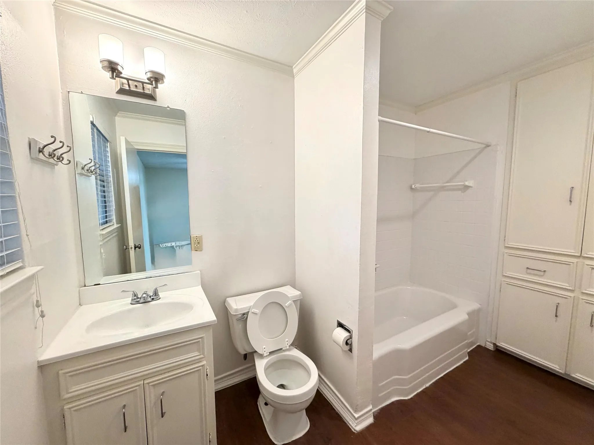 Condominium For Rent in Dallas County , 4311 Cole Avenue 111, Dallas, Texas 75205, 1 Bedroom, 1 Bathroom, Garage spaces, 659 Sqft, built in 1983, mls#21290881, Real Estate Agent in Dallas, Homes For Rent in Dallas county, Homes For Rent in Dallas, Realtor in Dallas Texas, Real Estate Brokerage Independent Realty Texas, Luminita Cordes Realtor