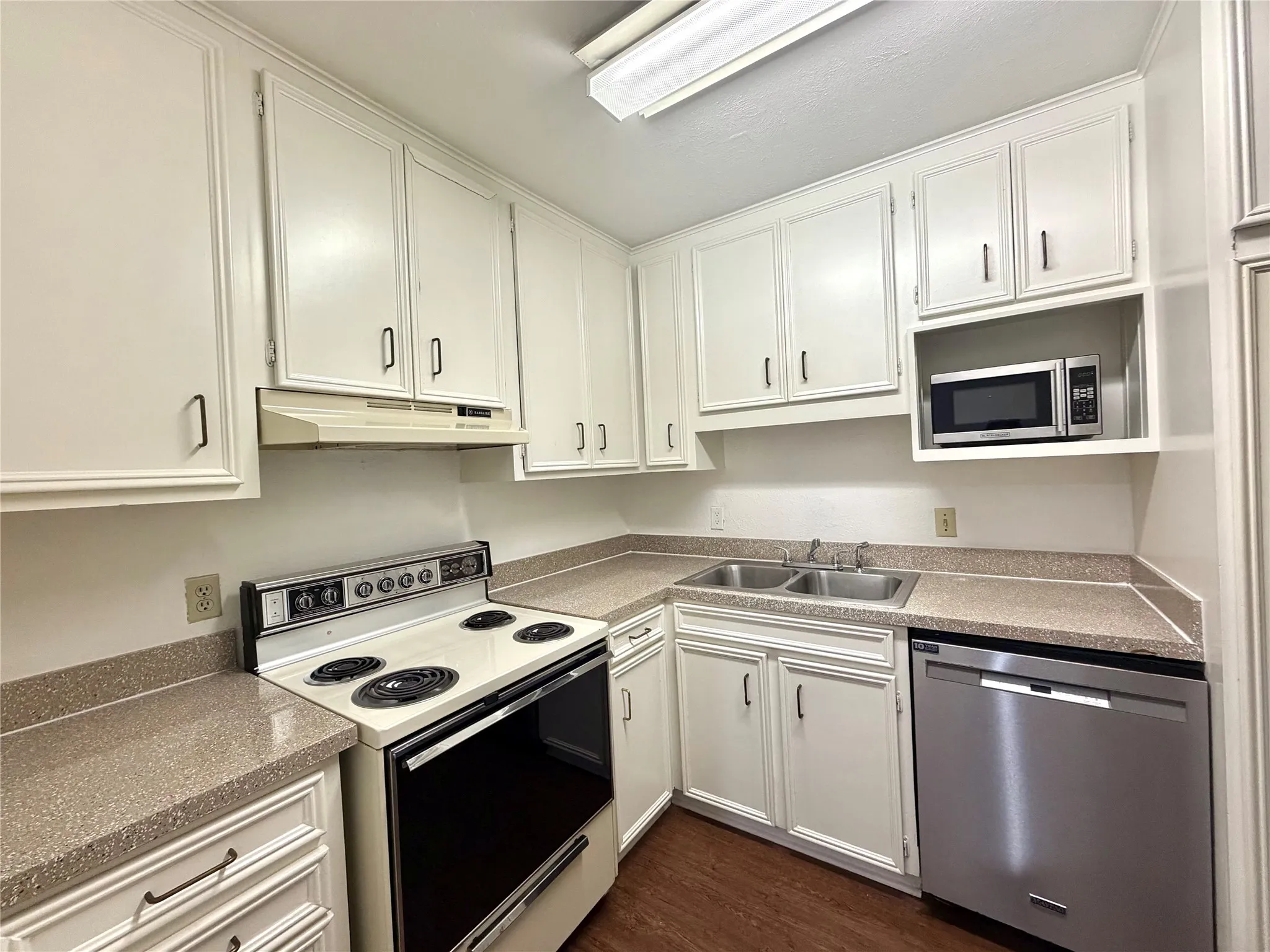 Condominium For Rent in Dallas County , 4311 Cole Avenue 111, Dallas, Texas 75205, 1 Bedroom, 1 Bathroom, Garage spaces, 659 Sqft, built in 1983, mls#21290881, Real Estate Agent in Dallas, Homes For Rent in Dallas county, Homes For Rent in Dallas, Realtor in Dallas Texas, Real Estate Brokerage Independent Realty Texas, Luminita Cordes Realtor