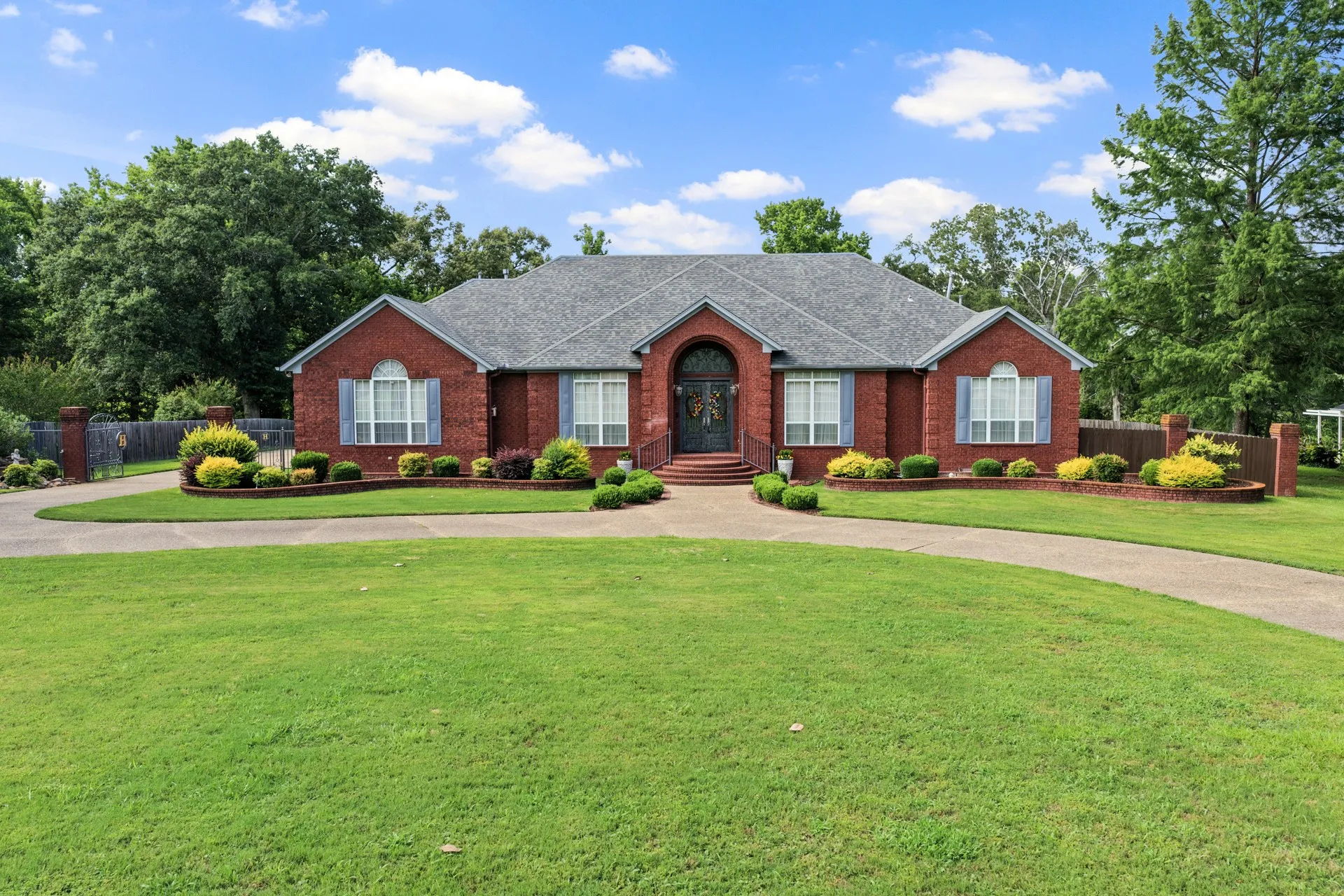 Single Family Residence For Sale in Titus County , 903 Deer Trail Ln, Mt Pleasant, Texas 75455, 3 Bedroom, 3 Bathroom, 3 Garage spaces, 3,527 Sqft, built in 1997, mls#21297125, Real Estate Agent in Mt Pleasant, Homes For Sale in Titus county, Homes For Sale in Mt Pleasant, Realtor in Mt Pleasant Texas, Real Estate Brokerage Independent Realty Texas, Luminita Cordes Realtor
