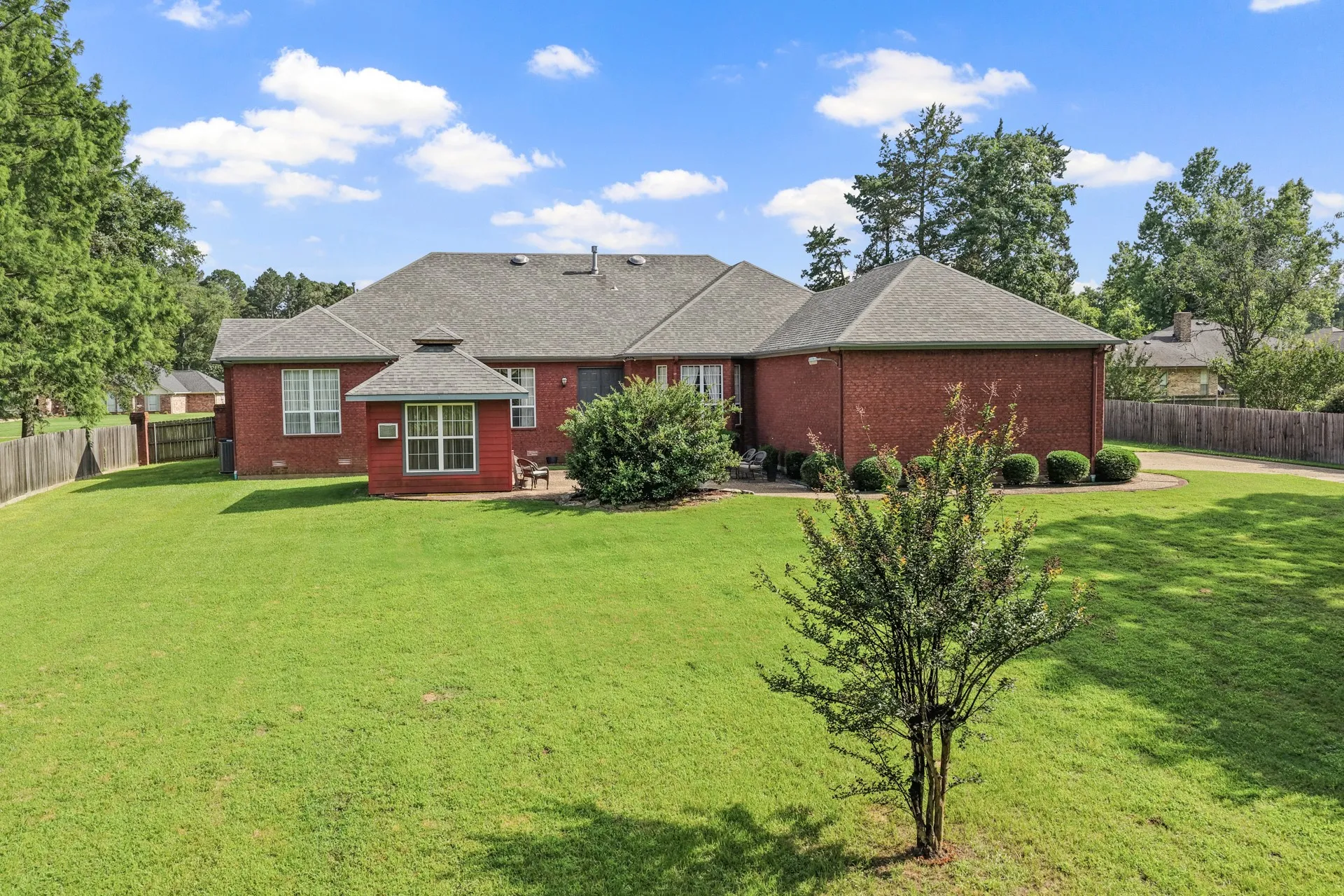 Single Family Residence For Sale in Titus County , 903 Deer Trail Ln, Mt Pleasant, Texas 75455, 3 Bedroom, 3 Bathroom, 3 Garage spaces, 3,527 Sqft, built in 1997, mls#21297125, Real Estate Agent in Mt Pleasant, Homes For Sale in Titus county, Homes For Sale in Mt Pleasant, Realtor in Mt Pleasant Texas, Real Estate Brokerage Independent Realty Texas, Luminita Cordes Realtor