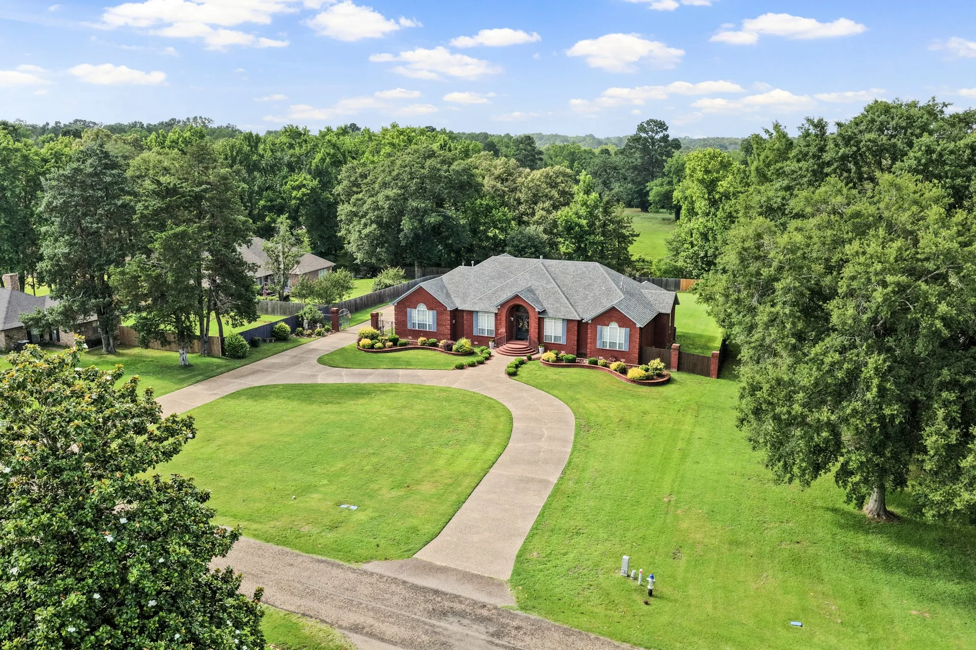 Single Family Residence For Sale in Titus County , 903 Deer Trail Ln, Mt Pleasant, Texas 75455, 3 Bedroom, 3 Bathroom, 3 Garage spaces, 3,527 Sqft, built in 1997, mls#21297125, Real Estate Agent in Mt Pleasant, Homes For Sale in Titus county, Homes For Sale in Mt Pleasant, Realtor in Mt Pleasant Texas, Real Estate Brokerage Independent Realty Texas, Luminita Cordes Realtor