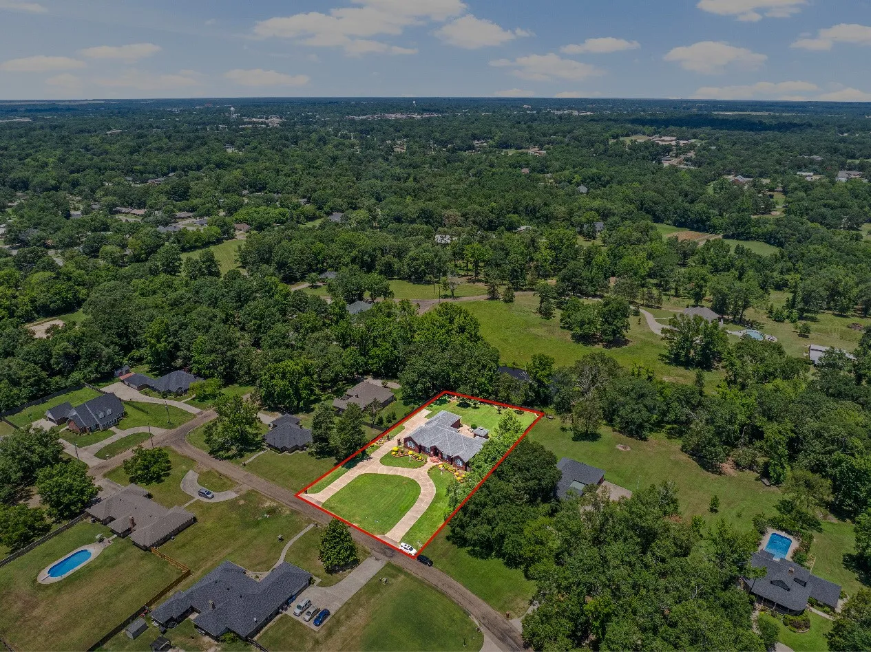 Single Family Residence For Sale in Titus County , 903 Deer Trail Ln, Mt Pleasant, Texas 75455, 3 Bedroom, 3 Bathroom, 3 Garage spaces, 3,527 Sqft, built in 1997, mls#21297125, Real Estate Agent in Mt Pleasant, Homes For Sale in Titus county, Homes For Sale in Mt Pleasant, Realtor in Mt Pleasant Texas, Real Estate Brokerage Independent Realty Texas, Luminita Cordes Realtor