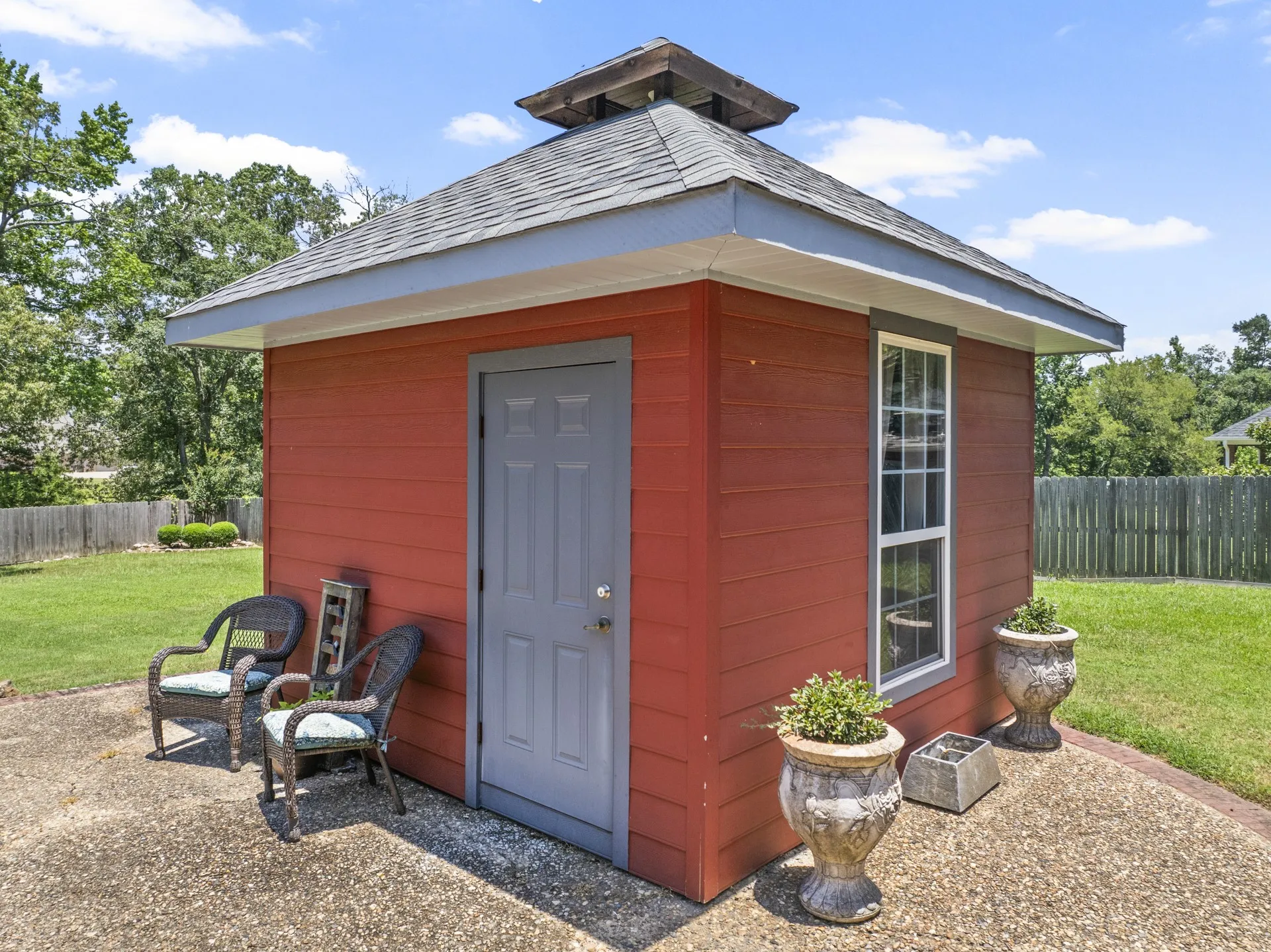 Single Family Residence For Sale in Titus County , 903 Deer Trail Ln, Mt Pleasant, Texas 75455, 3 Bedroom, 3 Bathroom, 3 Garage spaces, 3,527 Sqft, built in 1997, mls#21297125, Real Estate Agent in Mt Pleasant, Homes For Sale in Titus county, Homes For Sale in Mt Pleasant, Realtor in Mt Pleasant Texas, Real Estate Brokerage Independent Realty Texas, Luminita Cordes Realtor