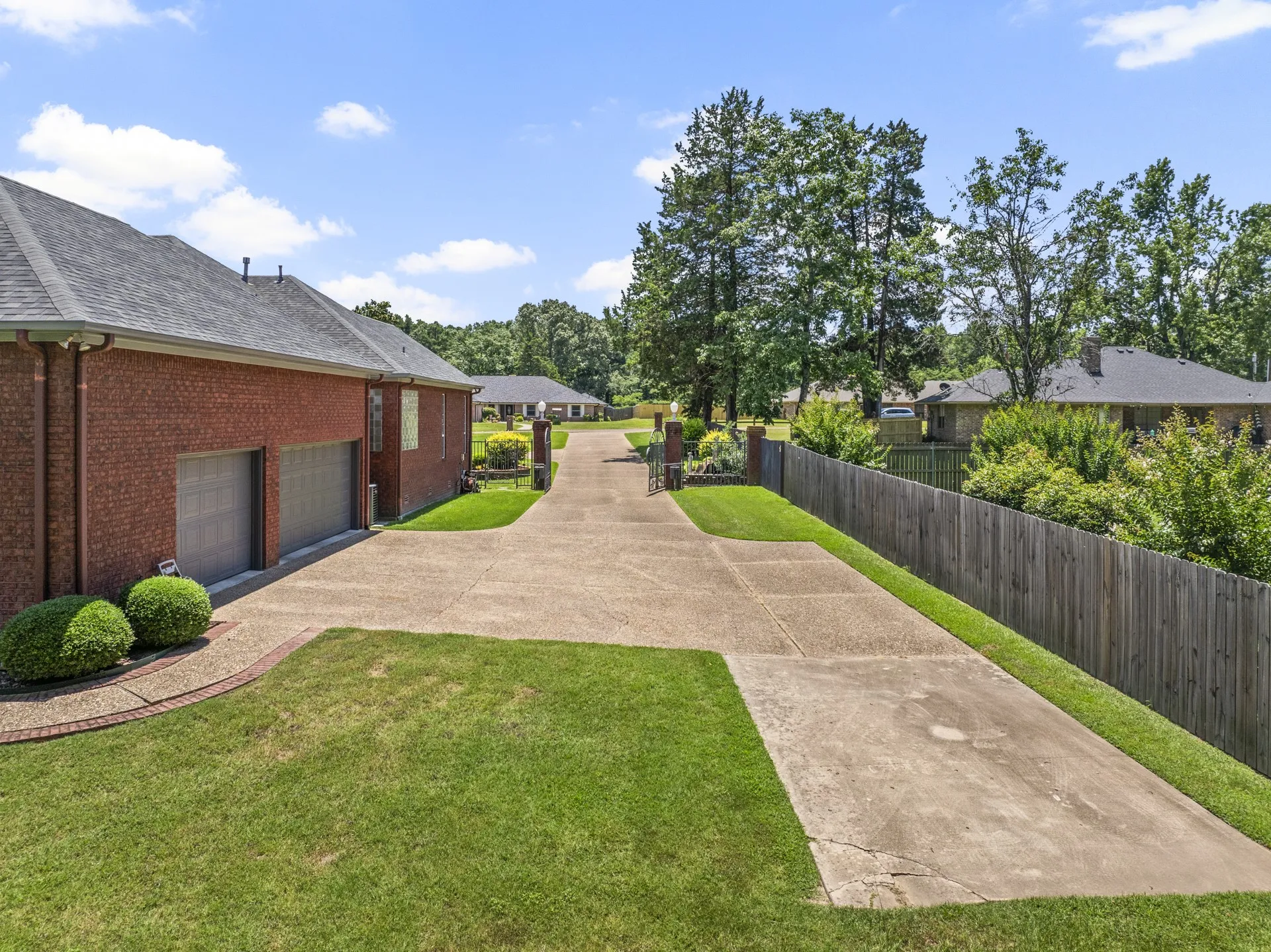 Single Family Residence For Sale in Titus County , 903 Deer Trail Ln, Mt Pleasant, Texas 75455, 3 Bedroom, 3 Bathroom, 3 Garage spaces, 3,527 Sqft, built in 1997, mls#21297125, Real Estate Agent in Mt Pleasant, Homes For Sale in Titus county, Homes For Sale in Mt Pleasant, Realtor in Mt Pleasant Texas, Real Estate Brokerage Independent Realty Texas, Luminita Cordes Realtor