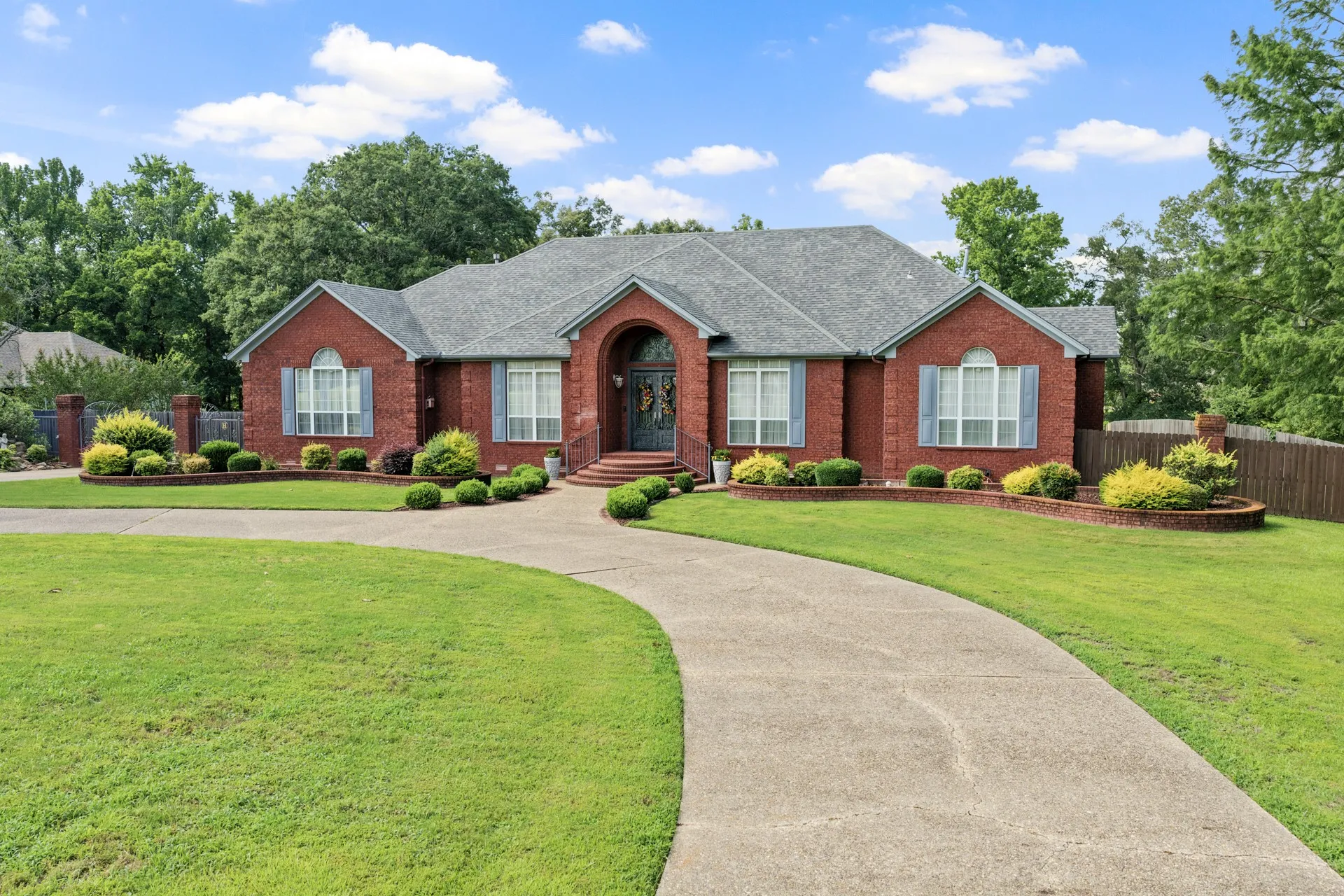 Single Family Residence For Sale in Titus County , 903 Deer Trail Ln, Mt Pleasant, Texas 75455, 3 Bedroom, 3 Bathroom, 3 Garage spaces, 3,527 Sqft, built in 1997, mls#21297125, Real Estate Agent in Mt Pleasant, Homes For Sale in Titus county, Homes For Sale in Mt Pleasant, Realtor in Mt Pleasant Texas, Real Estate Brokerage Independent Realty Texas, Luminita Cordes Realtor