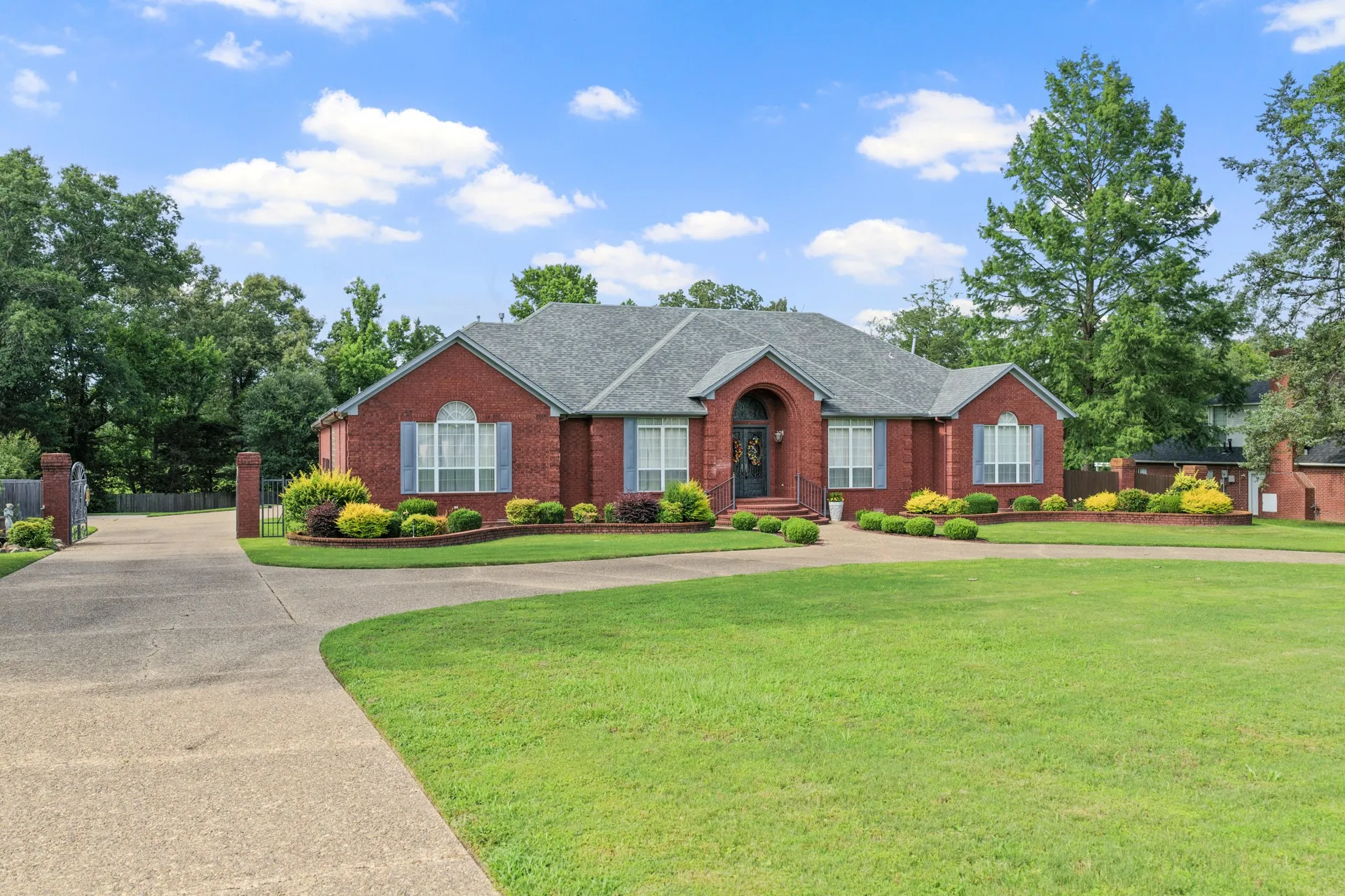 Single Family Residence For Sale in Titus County , 903 Deer Trail Ln, Mt Pleasant, Texas 75455, 3 Bedroom, 3 Bathroom, 3 Garage spaces, 3,527 Sqft, built in 1997, mls#21297125, Real Estate Agent in Mt Pleasant, Homes For Sale in Titus county, Homes For Sale in Mt Pleasant, Realtor in Mt Pleasant Texas, Real Estate Brokerage Independent Realty Texas, Luminita Cordes Realtor