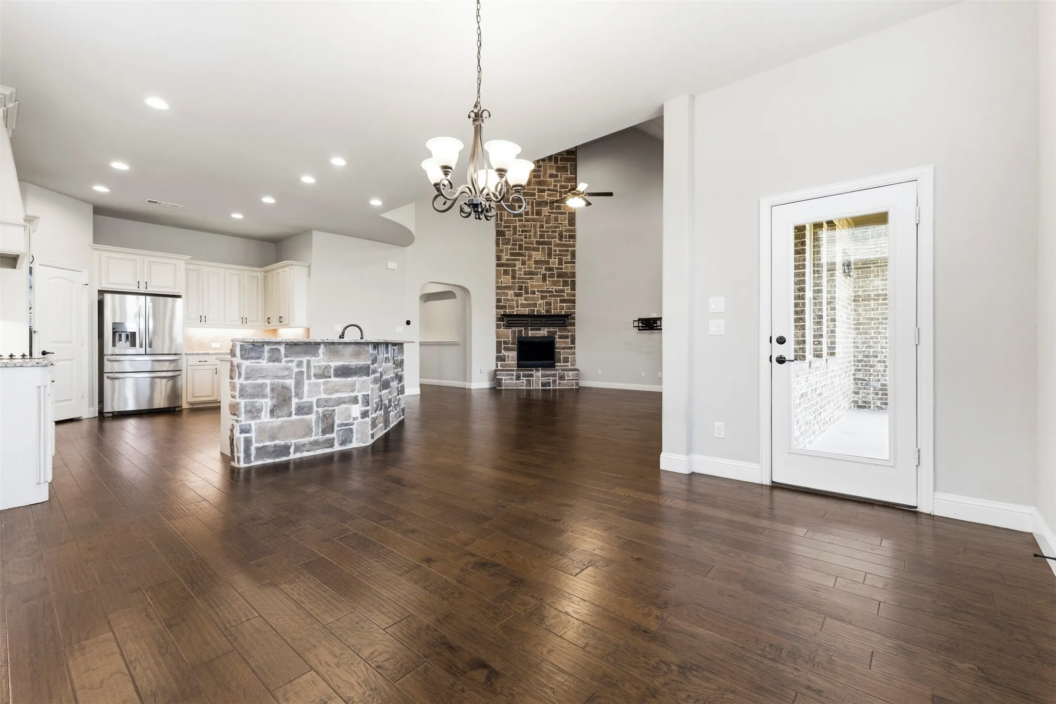 Single Family Residence For Sale in Ellis County , 421 Summer Grove Drive, Midlothian, Texas 76065, 4 Bedroom, 5 Bathroom, 3 Garage spaces, 3,870 Sqft, built in 2018, mls#21295987, Real Estate Agent in Midlothian, Homes For Sale in Ellis county, Homes For Sale in Midlothian, Realtor in Midlothian Texas, Real Estate Brokerage Independent Realty Texas, Luminita Cordes Realtor