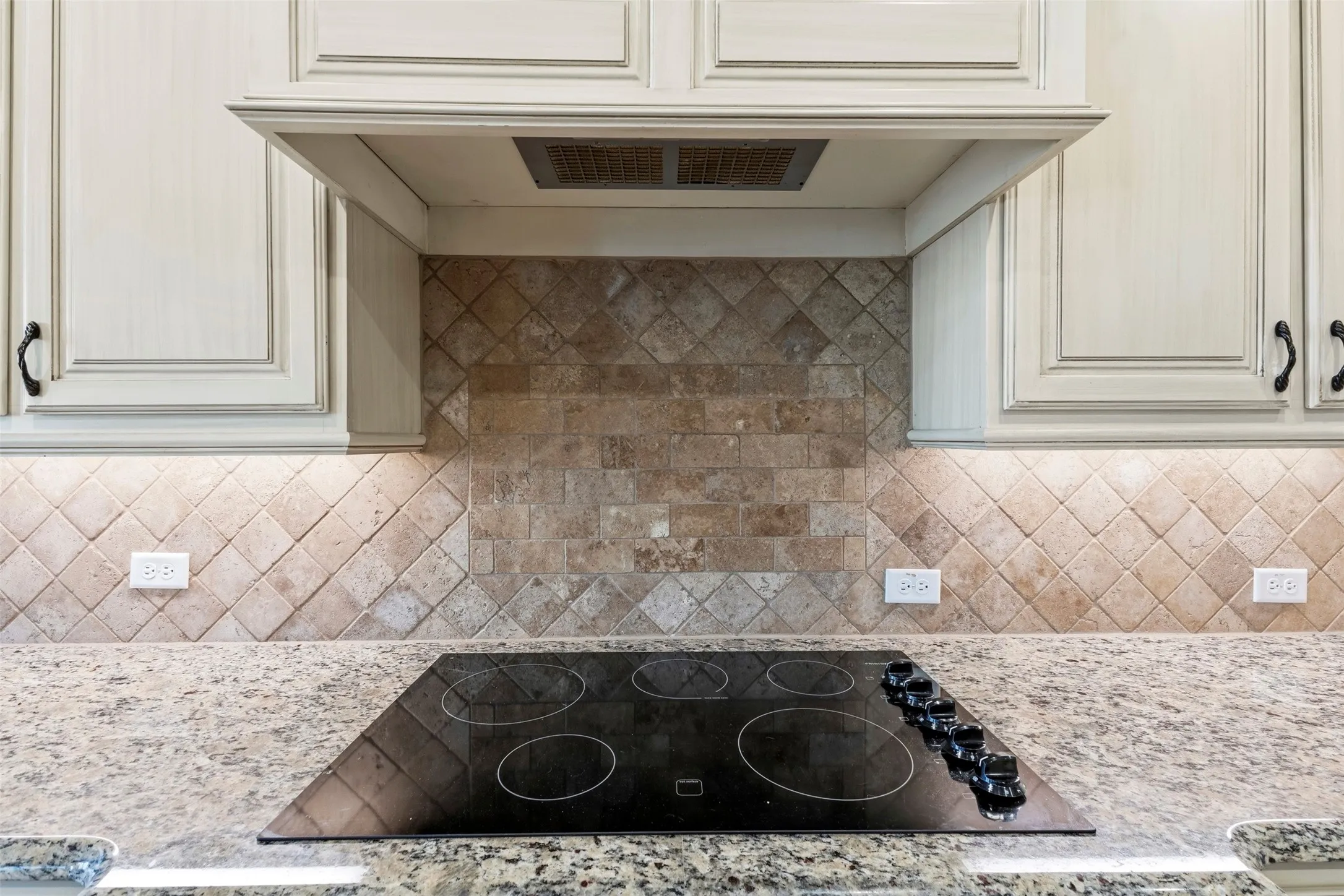 Single Family Residence For Sale in Ellis County , 421 Summer Grove Drive, Midlothian, Texas 76065, 4 Bedroom, 5 Bathroom, 3 Garage spaces, 3,870 Sqft, built in 2018, mls#21295987, Real Estate Agent in Midlothian, Homes For Sale in Ellis county, Homes For Sale in Midlothian, Realtor in Midlothian Texas, Real Estate Brokerage Independent Realty Texas, Luminita Cordes Realtor