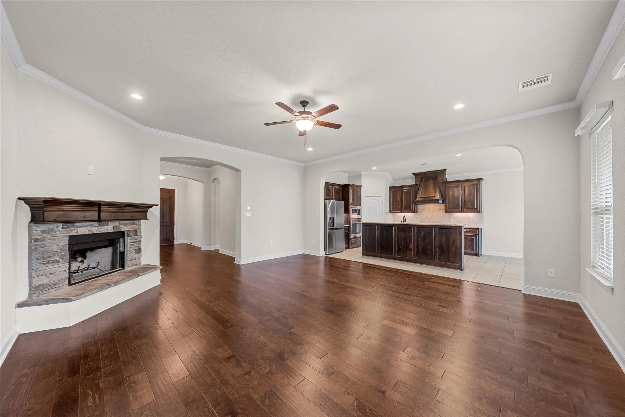 Single Family Residence For Sale in Mc Lennan County , 1093 Hesselridge Drive, Hewitt, Texas 76643, 4 Bedroom, 3 Bathroom, 2 Garage spaces, 2,676 Sqft, built in 2018, mls#21295141, Real Estate Agent in Hewitt, Homes For Sale in Mc Lennan county, Homes For Sale in Hewitt, Realtor in Hewitt Texas, Real Estate Brokerage Independent Realty Texas, Luminita Cordes Realtor