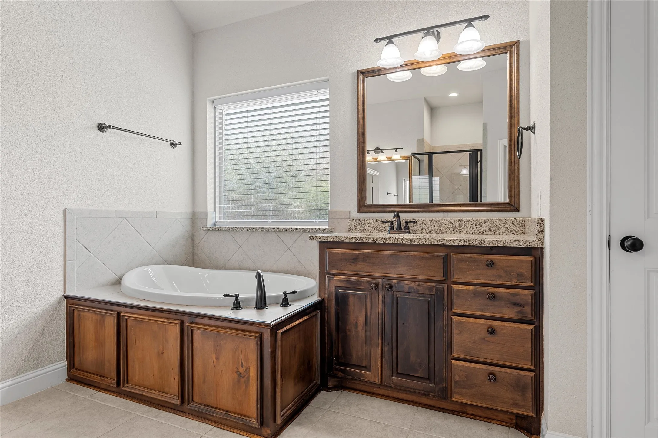 Single Family Residence For Sale in Mc Lennan County , 1093 Hesselridge Drive, Hewitt, Texas 76643, 4 Bedroom, 3 Bathroom, 2 Garage spaces, 2,676 Sqft, built in 2018, mls#21295141, Real Estate Agent in Hewitt, Homes For Sale in Mc Lennan county, Homes For Sale in Hewitt, Realtor in Hewitt Texas, Real Estate Brokerage Independent Realty Texas, Luminita Cordes Realtor