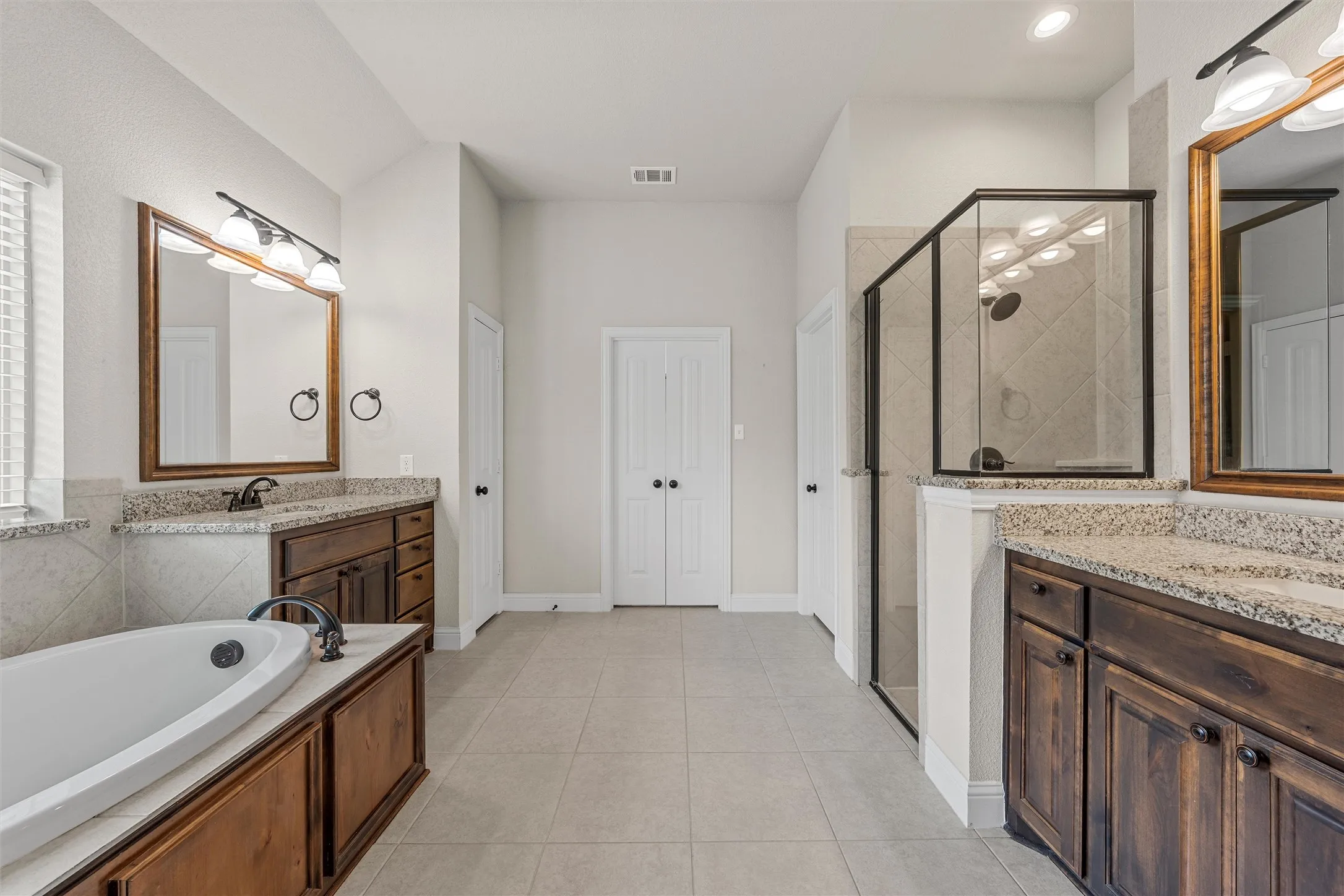 Single Family Residence For Sale in Mc Lennan County , 1093 Hesselridge Drive, Hewitt, Texas 76643, 4 Bedroom, 3 Bathroom, 2 Garage spaces, 2,676 Sqft, built in 2018, mls#21295141, Real Estate Agent in Hewitt, Homes For Sale in Mc Lennan county, Homes For Sale in Hewitt, Realtor in Hewitt Texas, Real Estate Brokerage Independent Realty Texas, Luminita Cordes Realtor