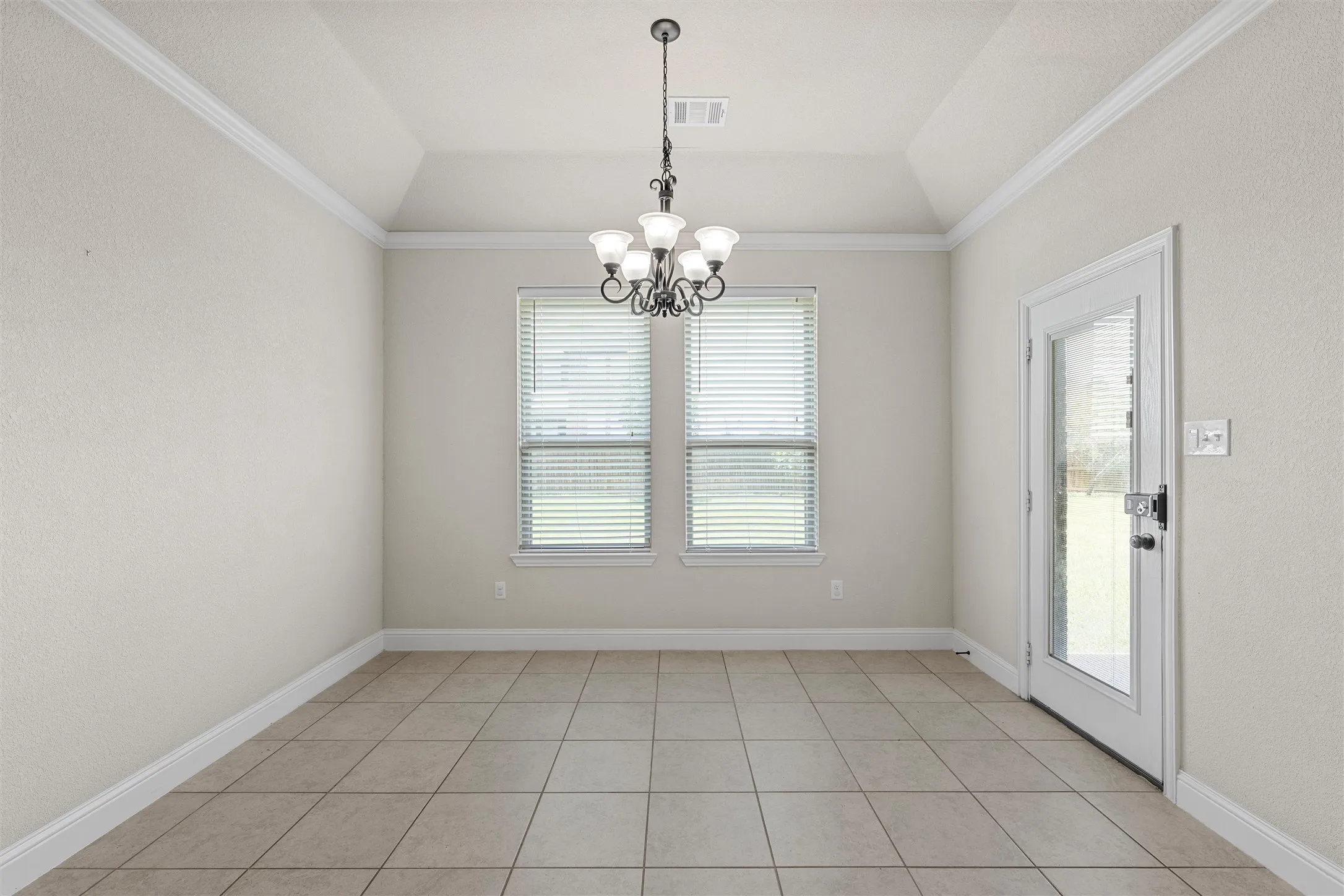 Single Family Residence For Sale in Mc Lennan County , 1093 Hesselridge Drive, Hewitt, Texas 76643, 4 Bedroom, 3 Bathroom, 2 Garage spaces, 2,676 Sqft, built in 2018, mls#21295141, Real Estate Agent in Hewitt, Homes For Sale in Mc Lennan county, Homes For Sale in Hewitt, Realtor in Hewitt Texas, Real Estate Brokerage Independent Realty Texas, Luminita Cordes Realtor