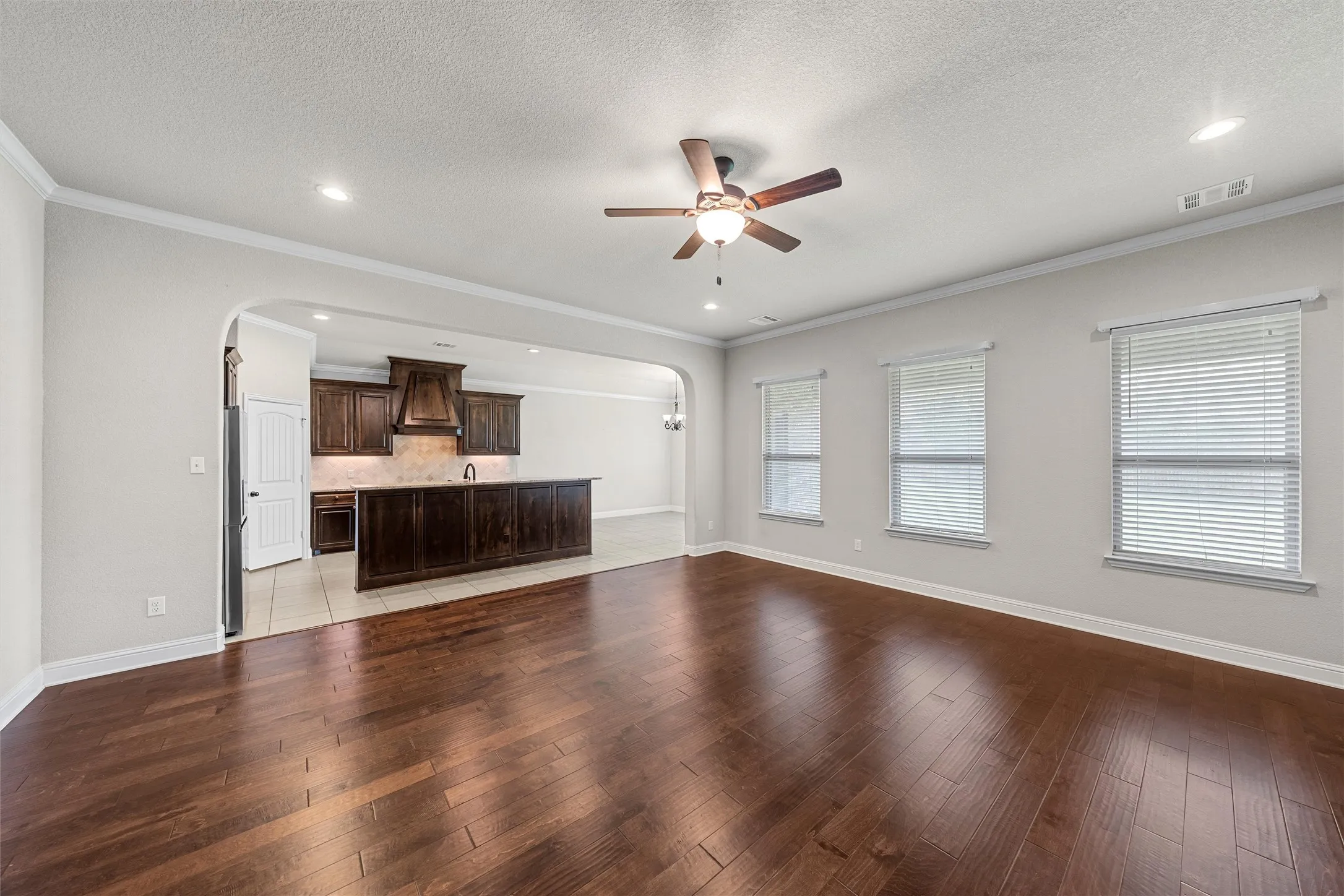 Single Family Residence For Sale in Mc Lennan County , 1093 Hesselridge Drive, Hewitt, Texas 76643, 4 Bedroom, 3 Bathroom, 2 Garage spaces, 2,676 Sqft, built in 2018, mls#21295141, Real Estate Agent in Hewitt, Homes For Sale in Mc Lennan county, Homes For Sale in Hewitt, Realtor in Hewitt Texas, Real Estate Brokerage Independent Realty Texas, Luminita Cordes Realtor