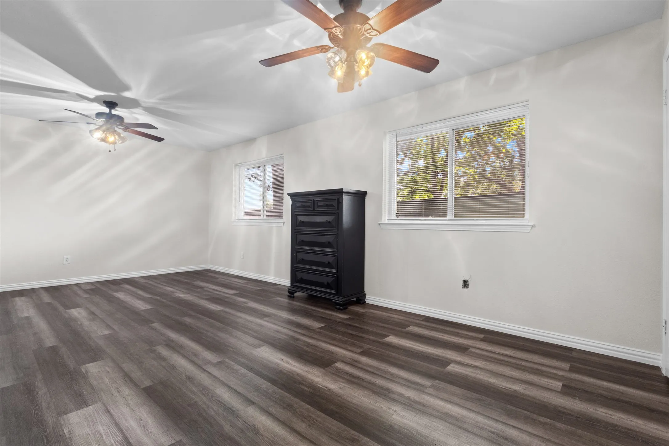 Single Family Residence For Sale in Dallas County , 1065 Sunset Circle, Garland, Texas 75040, 4 Bedroom, 4 Bathroom, 1 Garage spaces, 1,285 Sqft, built in 1972, mls#21293313, Real Estate Agent in Garland, Homes For Sale in Dallas county, Homes For Sale in Garland, Realtor in Garland Texas, Real Estate Brokerage Independent Realty Texas, Luminita Cordes Realtor