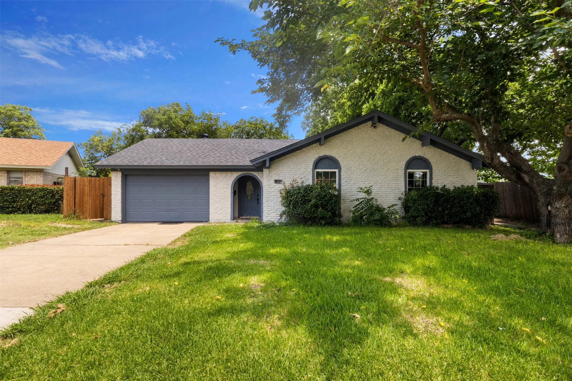 Single Family Residence For Sale in Dallas County , 1065 Sunset Circle, Garland, Texas 75040, 4 Bedroom, 4 Bathroom, 1 Garage spaces, 1,285 Sqft, built in 1972, mls#21293313, Real Estate Agent in Garland, Homes For Sale in Dallas county, Homes For Sale in Garland, Realtor in Garland Texas, Real Estate Brokerage Independent Realty Texas, Luminita Cordes Realtor