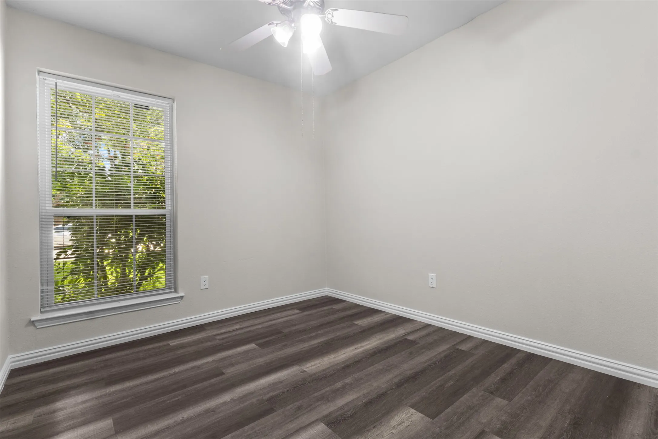 Single Family Residence For Sale in Dallas County , 1065 Sunset Circle, Garland, Texas 75040, 4 Bedroom, 4 Bathroom, 1 Garage spaces, 1,285 Sqft, built in 1972, mls#21293313, Real Estate Agent in Garland, Homes For Sale in Dallas county, Homes For Sale in Garland, Realtor in Garland Texas, Real Estate Brokerage Independent Realty Texas, Luminita Cordes Realtor