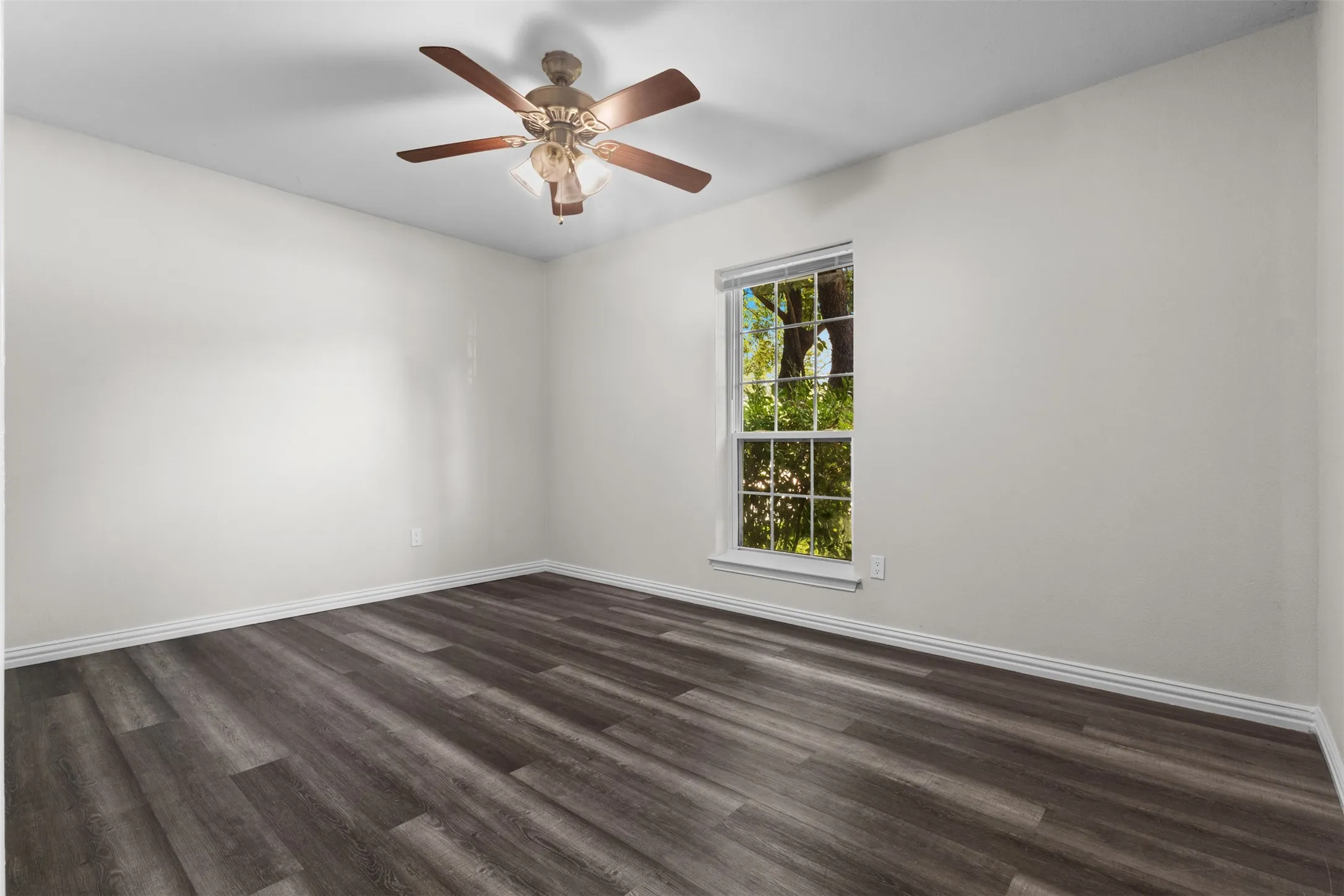 Single Family Residence For Sale in Dallas County , 1065 Sunset Circle, Garland, Texas 75040, 4 Bedroom, 4 Bathroom, 1 Garage spaces, 1,285 Sqft, built in 1972, mls#21293313, Real Estate Agent in Garland, Homes For Sale in Dallas county, Homes For Sale in Garland, Realtor in Garland Texas, Real Estate Brokerage Independent Realty Texas, Luminita Cordes Realtor