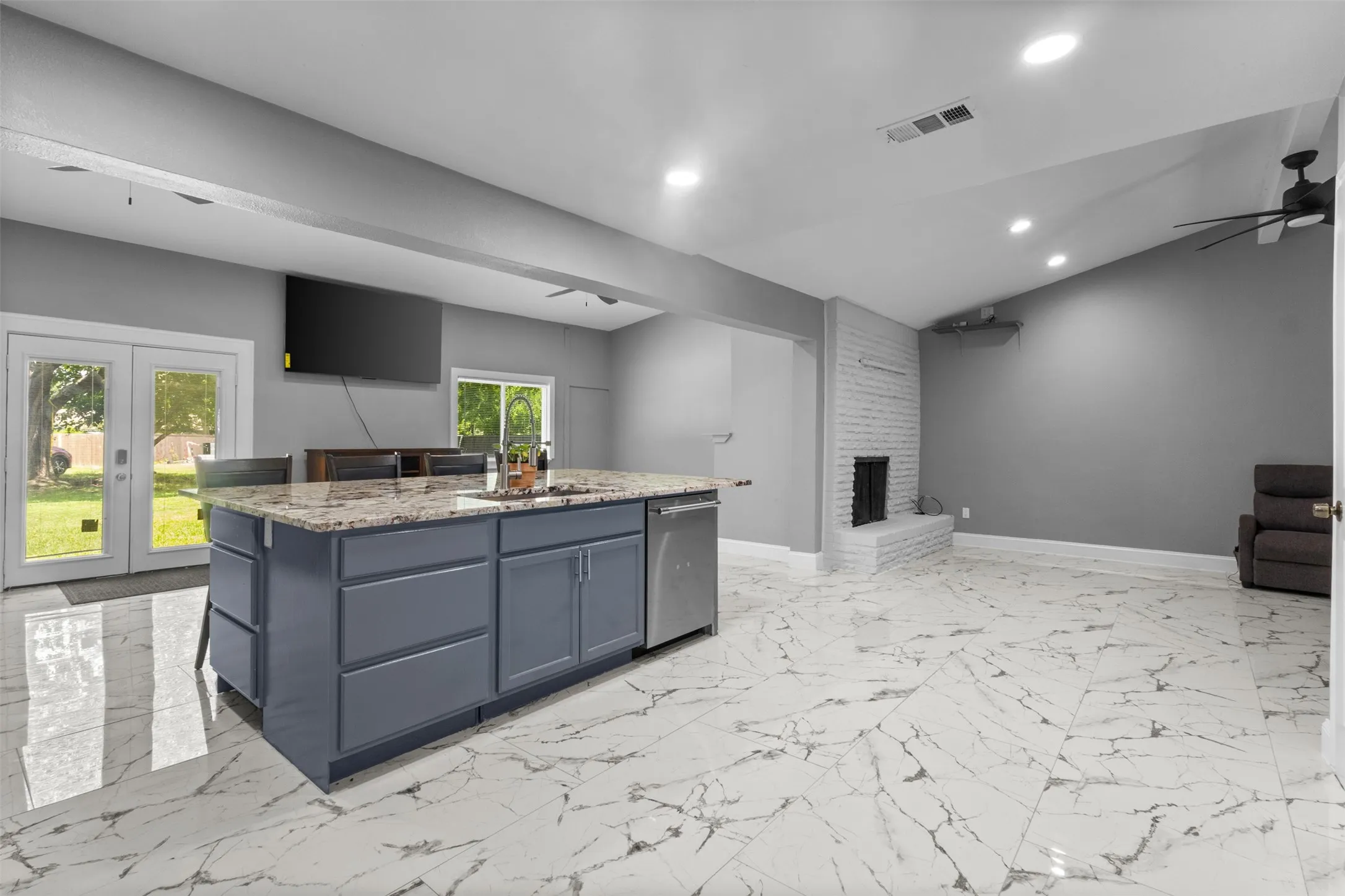 Single Family Residence For Sale in Dallas County , 1065 Sunset Circle, Garland, Texas 75040, 4 Bedroom, 4 Bathroom, 1 Garage spaces, 1,285 Sqft, built in 1972, mls#21293313, Real Estate Agent in Garland, Homes For Sale in Dallas county, Homes For Sale in Garland, Realtor in Garland Texas, Real Estate Brokerage Independent Realty Texas, Luminita Cordes Realtor