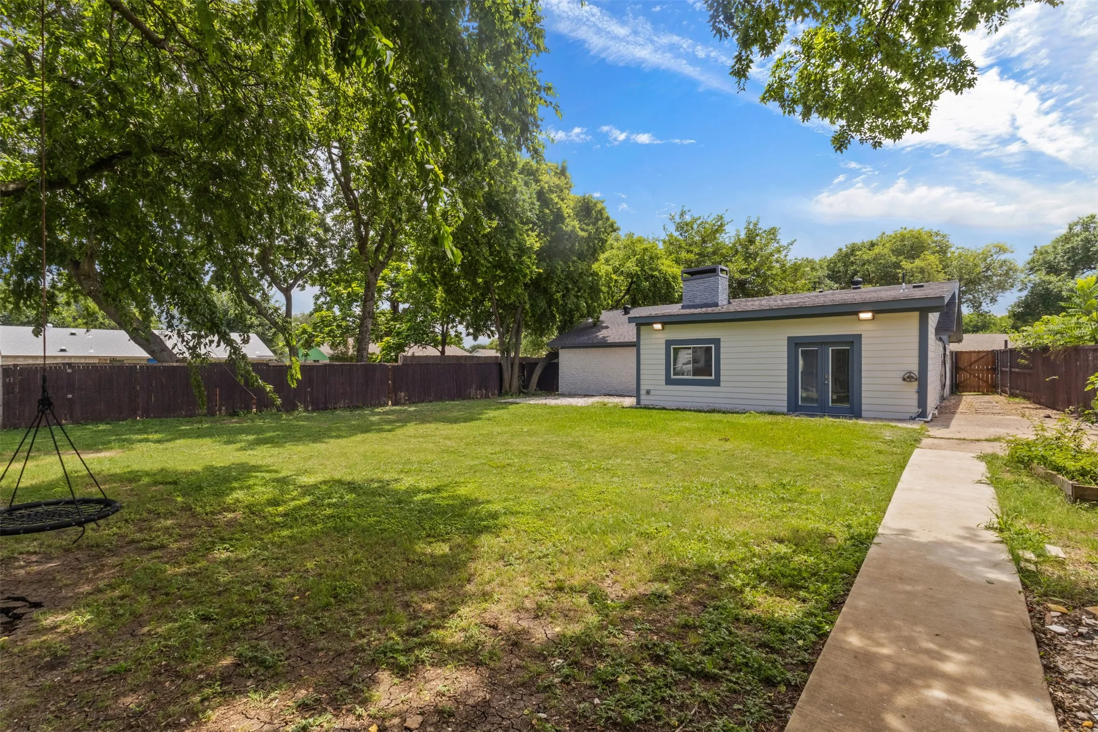 Single Family Residence For Sale in Dallas County , 1065 Sunset Circle, Garland, Texas 75040, 4 Bedroom, 4 Bathroom, 1 Garage spaces, 1,285 Sqft, built in 1972, mls#21293313, Real Estate Agent in Garland, Homes For Sale in Dallas county, Homes For Sale in Garland, Realtor in Garland Texas, Real Estate Brokerage Independent Realty Texas, Luminita Cordes Realtor