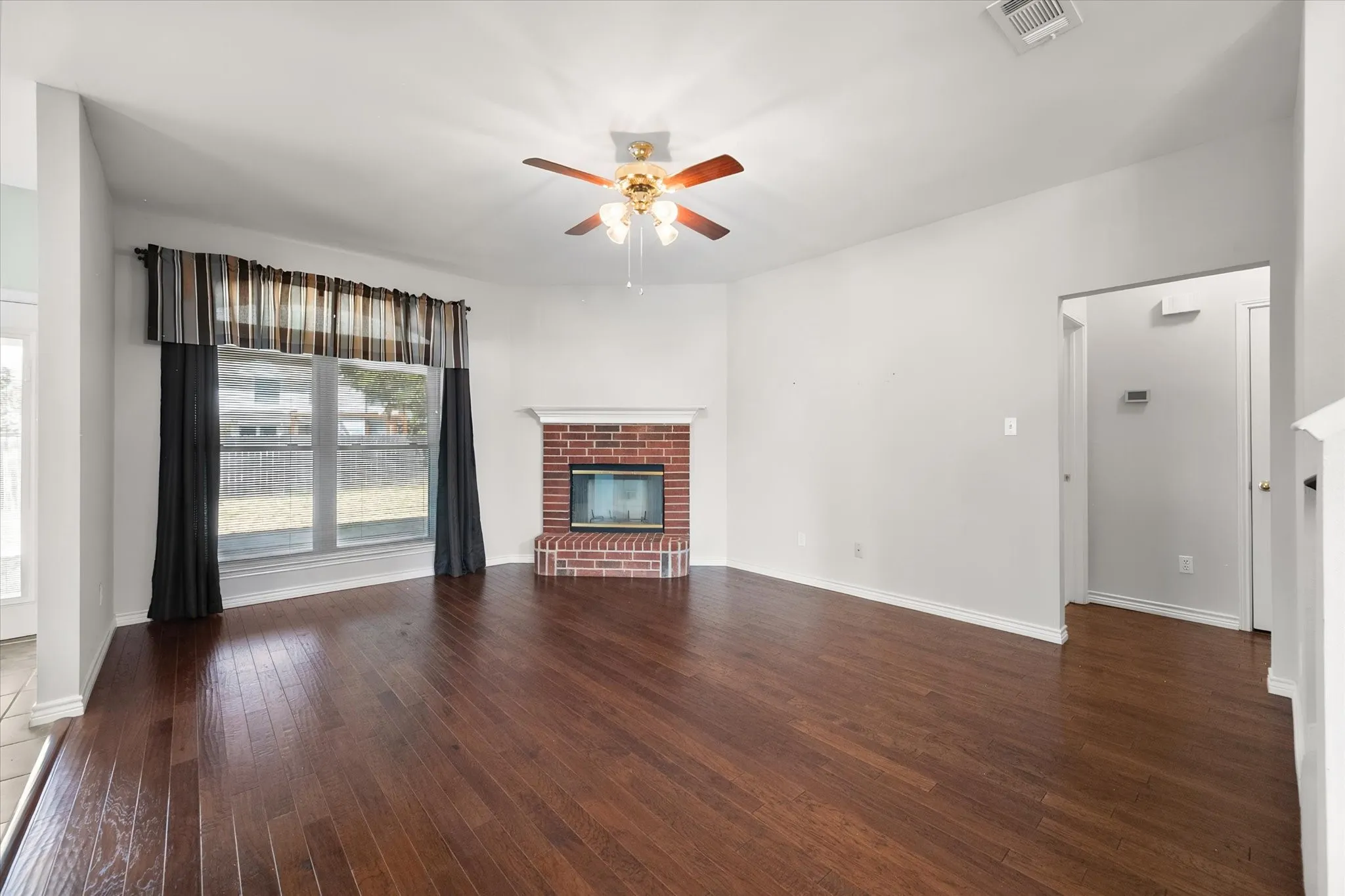 Single Family Residence For Sale in Tarrant County , 6222 St Leonard Drive, Arlington, Texas 76001, 4 Bedroom, 3 Bathroom, 2 Garage spaces, 2,513 Sqft, built in 1997, mls#21296563, Real Estate Agent in Arlington, Homes For Sale in Tarrant county, Homes For Sale in Arlington, Realtor in Arlington Texas, Real Estate Brokerage Independent Realty Texas, Luminita Cordes Realtor