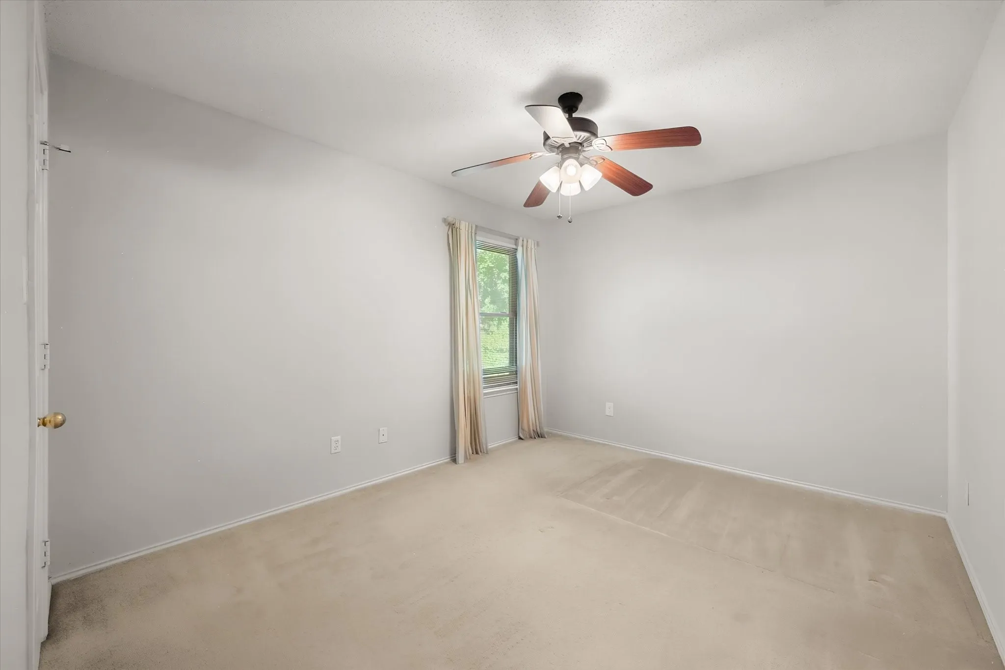 Single Family Residence For Sale in Tarrant County , 6222 St Leonard Drive, Arlington, Texas 76001, 4 Bedroom, 3 Bathroom, 2 Garage spaces, 2,513 Sqft, built in 1997, mls#21296563, Real Estate Agent in Arlington, Homes For Sale in Tarrant county, Homes For Sale in Arlington, Realtor in Arlington Texas, Real Estate Brokerage Independent Realty Texas, Luminita Cordes Realtor