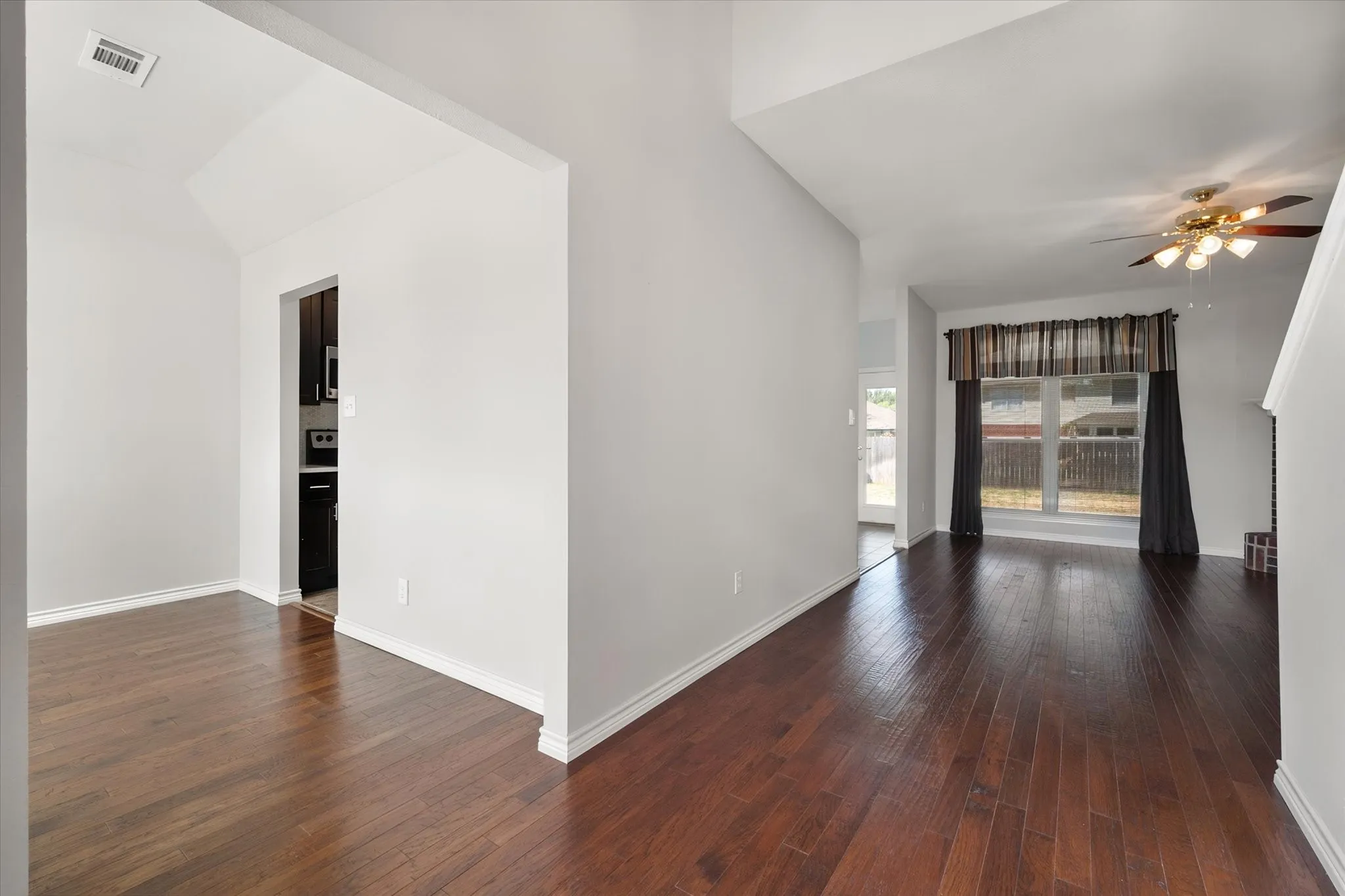 Single Family Residence For Sale in Tarrant County , 6222 St Leonard Drive, Arlington, Texas 76001, 4 Bedroom, 3 Bathroom, 2 Garage spaces, 2,513 Sqft, built in 1997, mls#21296563, Real Estate Agent in Arlington, Homes For Sale in Tarrant county, Homes For Sale in Arlington, Realtor in Arlington Texas, Real Estate Brokerage Independent Realty Texas, Luminita Cordes Realtor