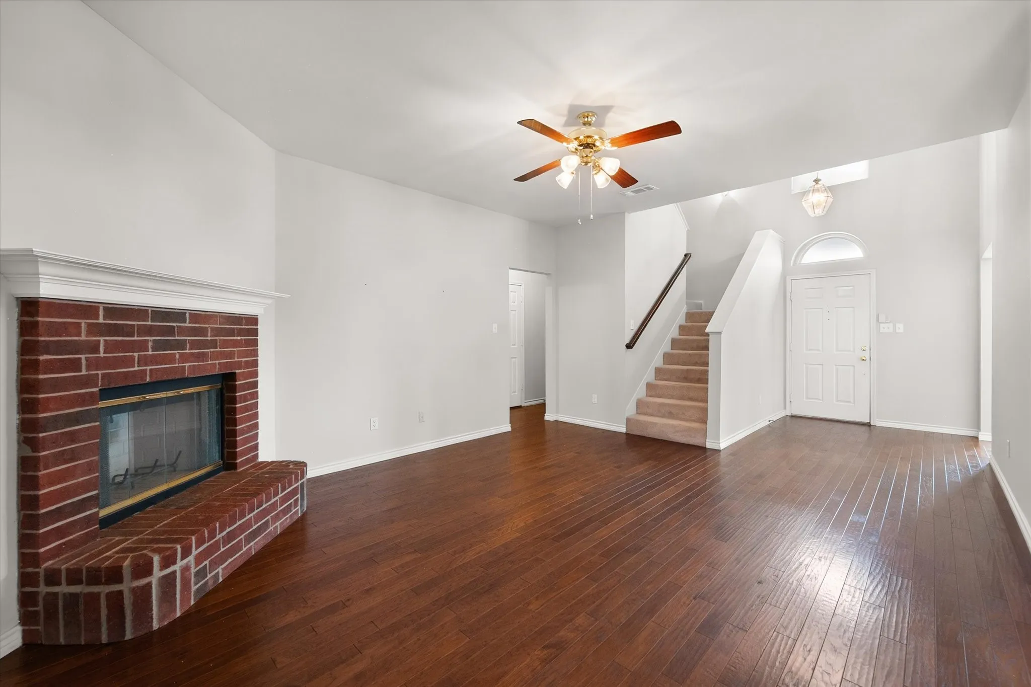 Single Family Residence For Sale in Tarrant County , 6222 St Leonard Drive, Arlington, Texas 76001, 4 Bedroom, 3 Bathroom, 2 Garage spaces, 2,513 Sqft, built in 1997, mls#21296563, Real Estate Agent in Arlington, Homes For Sale in Tarrant county, Homes For Sale in Arlington, Realtor in Arlington Texas, Real Estate Brokerage Independent Realty Texas, Luminita Cordes Realtor