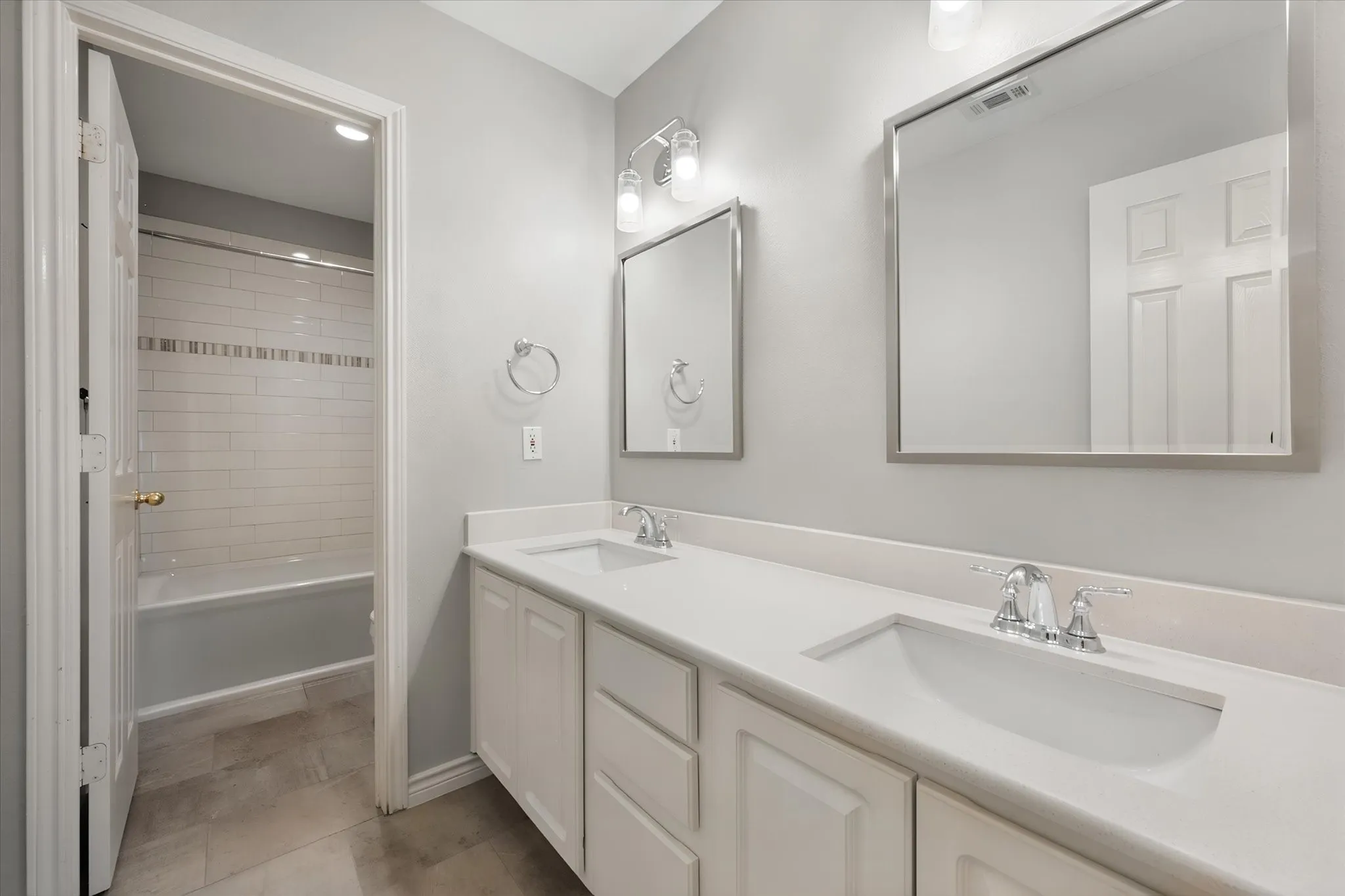 Single Family Residence For Sale in Tarrant County , 6222 St Leonard Drive, Arlington, Texas 76001, 4 Bedroom, 3 Bathroom, 2 Garage spaces, 2,513 Sqft, built in 1997, mls#21296563, Real Estate Agent in Arlington, Homes For Sale in Tarrant county, Homes For Sale in Arlington, Realtor in Arlington Texas, Real Estate Brokerage Independent Realty Texas, Luminita Cordes Realtor