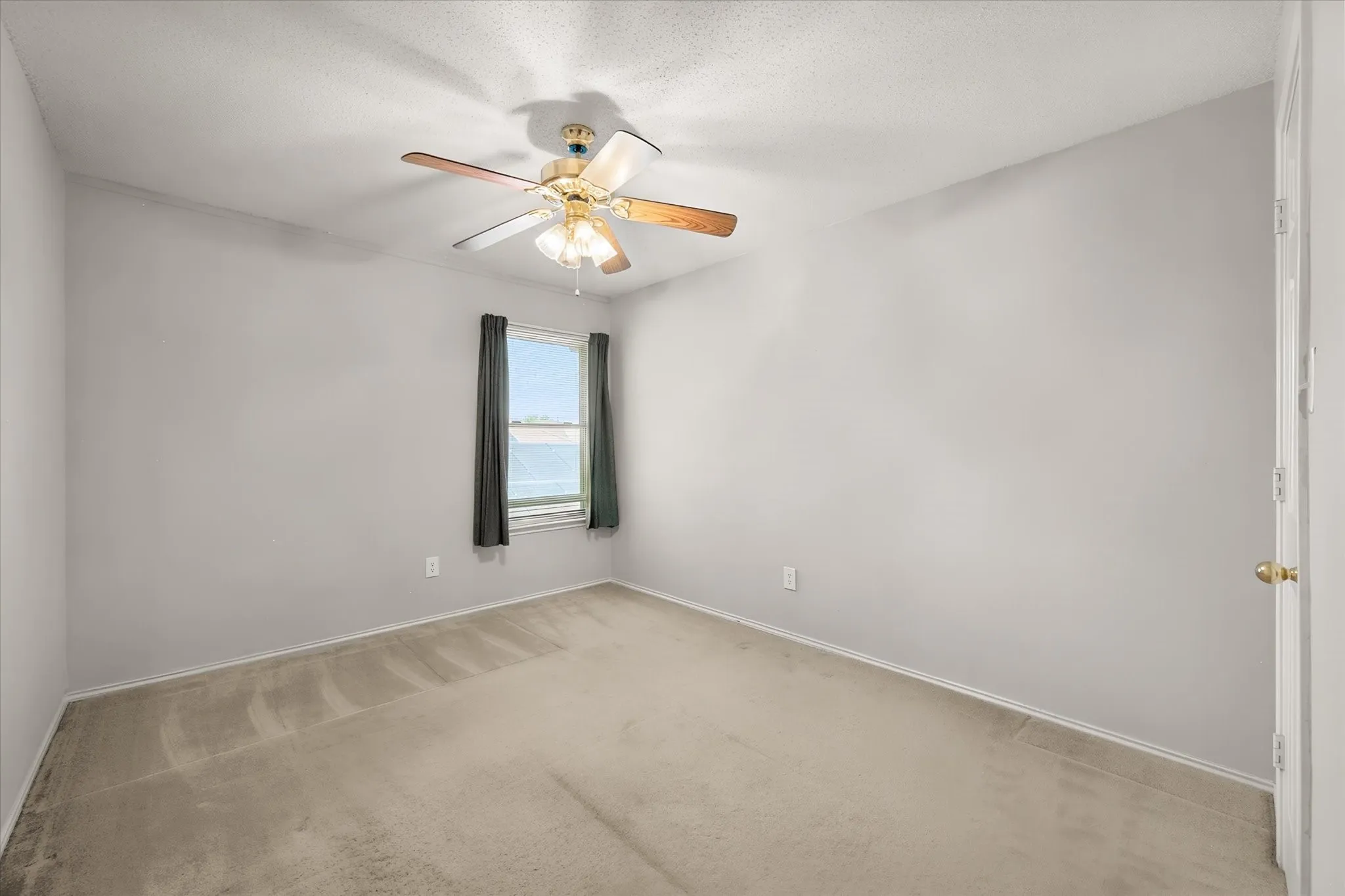 Single Family Residence For Sale in Tarrant County , 6222 St Leonard Drive, Arlington, Texas 76001, 4 Bedroom, 3 Bathroom, 2 Garage spaces, 2,513 Sqft, built in 1997, mls#21296563, Real Estate Agent in Arlington, Homes For Sale in Tarrant county, Homes For Sale in Arlington, Realtor in Arlington Texas, Real Estate Brokerage Independent Realty Texas, Luminita Cordes Realtor