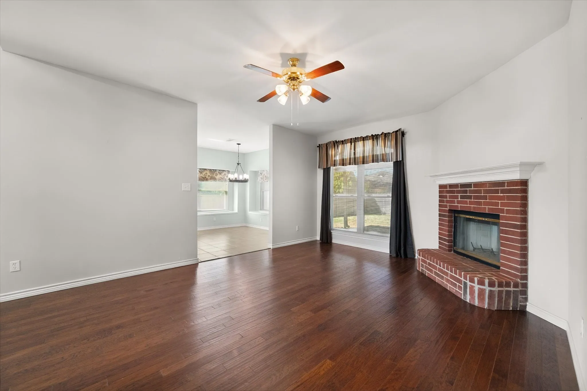 Single Family Residence For Sale in Tarrant County , 6222 St Leonard Drive, Arlington, Texas 76001, 4 Bedroom, 3 Bathroom, 2 Garage spaces, 2,513 Sqft, built in 1997, mls#21296563, Real Estate Agent in Arlington, Homes For Sale in Tarrant county, Homes For Sale in Arlington, Realtor in Arlington Texas, Real Estate Brokerage Independent Realty Texas, Luminita Cordes Realtor