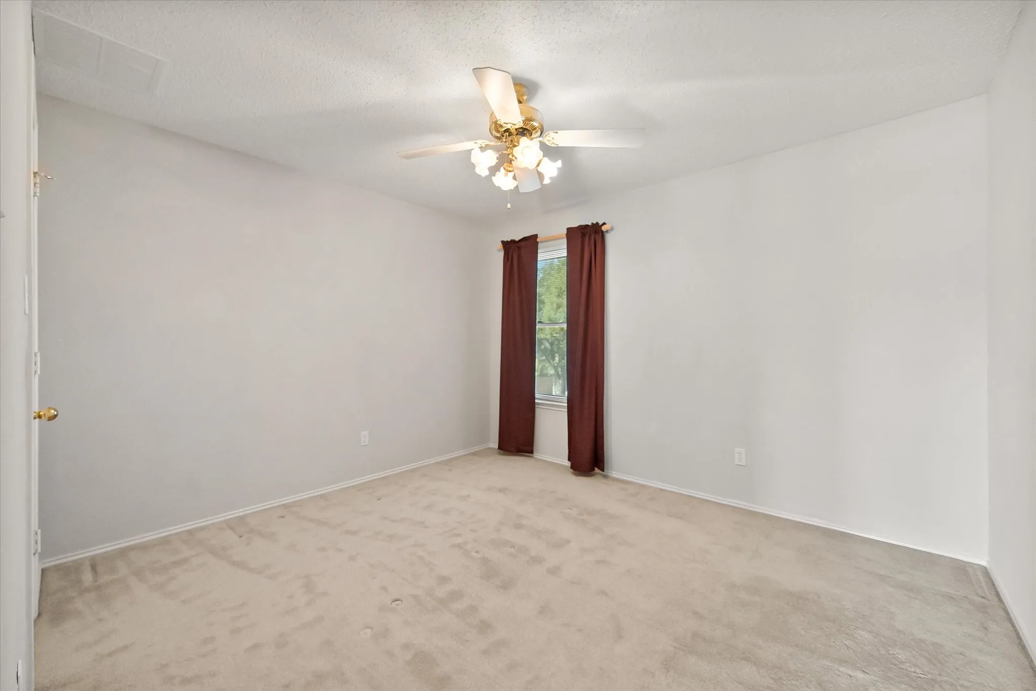 Single Family Residence For Sale in Tarrant County , 6222 St Leonard Drive, Arlington, Texas 76001, 4 Bedroom, 3 Bathroom, 2 Garage spaces, 2,513 Sqft, built in 1997, mls#21296563, Real Estate Agent in Arlington, Homes For Sale in Tarrant county, Homes For Sale in Arlington, Realtor in Arlington Texas, Real Estate Brokerage Independent Realty Texas, Luminita Cordes Realtor
