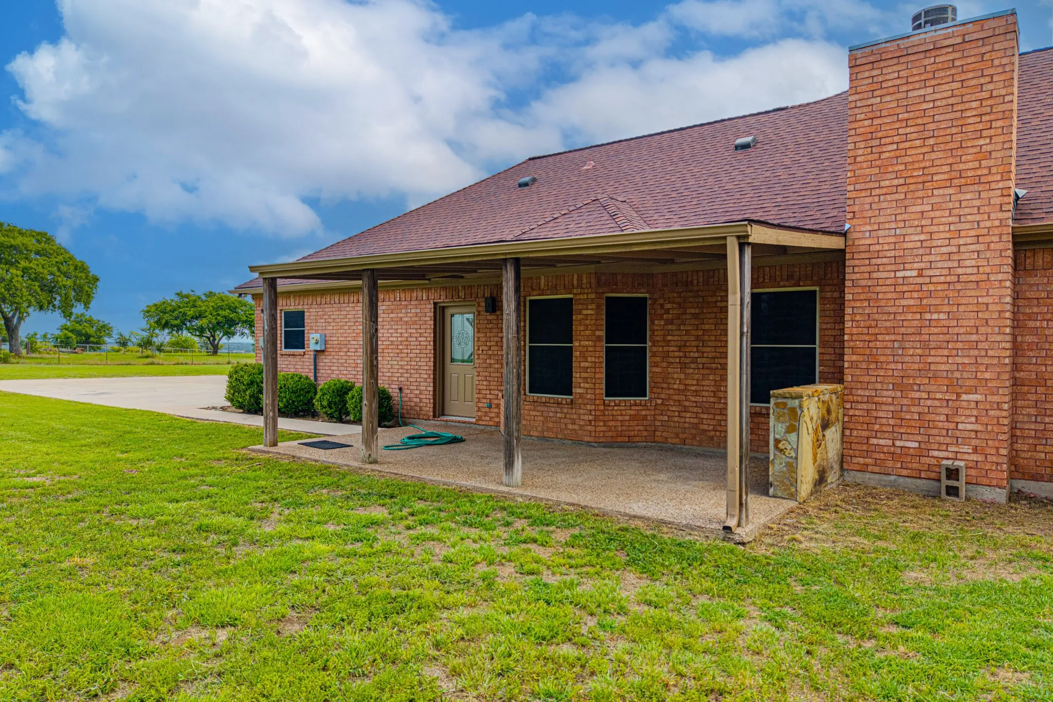 Single Family Residence For Sale in Wise County , 483 Christy Kay Lane, Rhome, Texas 76078, 3 Bedroom, 2 Bathroom, 2 Garage spaces, 2,012 Sqft, built in 1997, mls#21295993, Real Estate Agent in Rhome, Homes For Sale in Wise county, Homes For Sale in Rhome, Realtor in Rhome Texas, Real Estate Brokerage Independent Realty Texas, Luminita Cordes Realtor