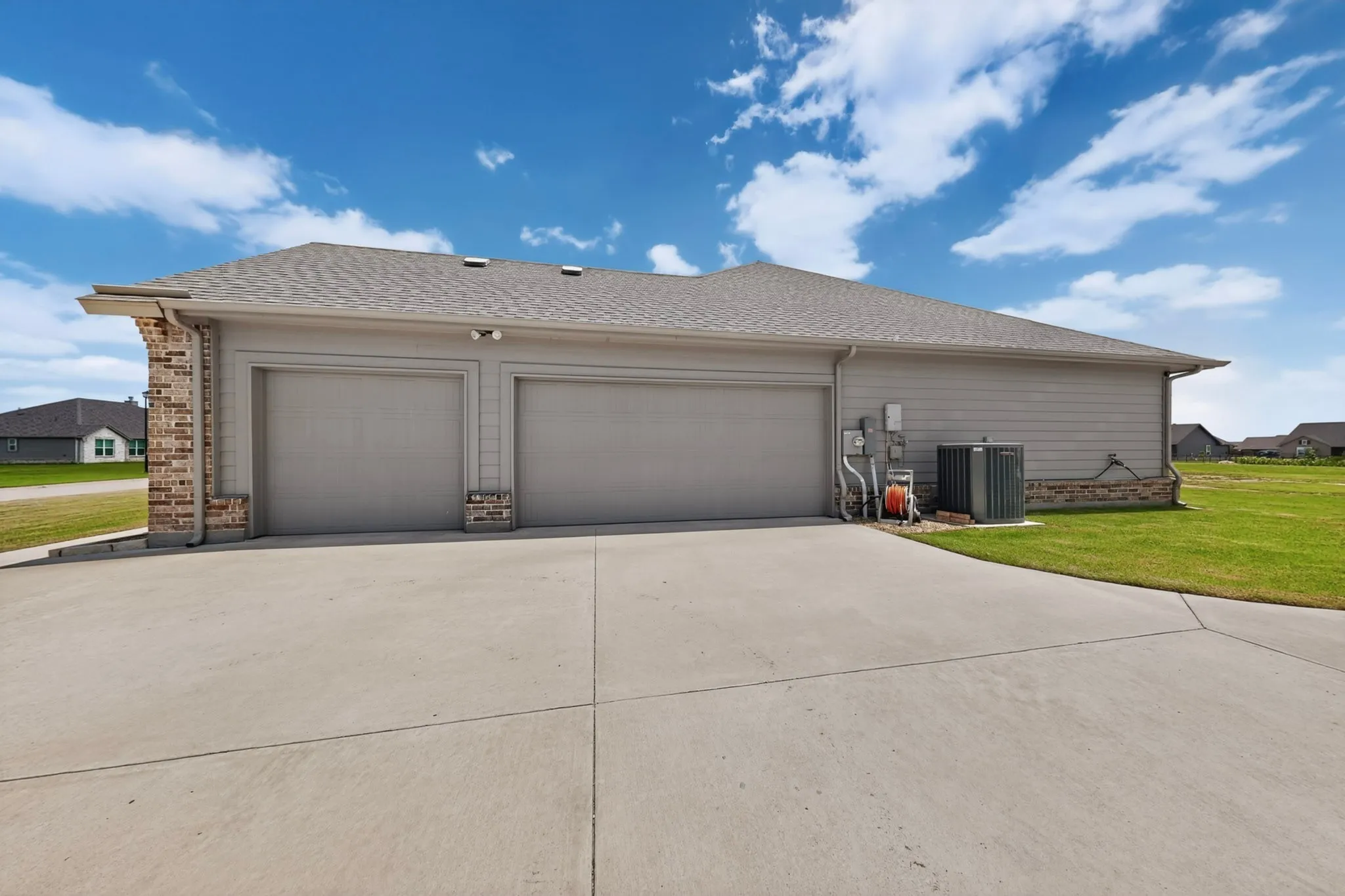 Single Family Residence For Sale in Kaufman County , 2721 Burr Oak Road, Oak Ridge, Texas 75161, 3 Bedroom, 2 Bathroom, 5 Garage spaces, 2,034 Sqft, built in 2022, mls#21297272, Real Estate Agent in Oak Ridge, Homes For Sale in Kaufman county, Homes For Sale in Oak Ridge, Realtor in Oak Ridge Texas, Real Estate Brokerage Independent Realty Texas, Luminita Cordes Realtor