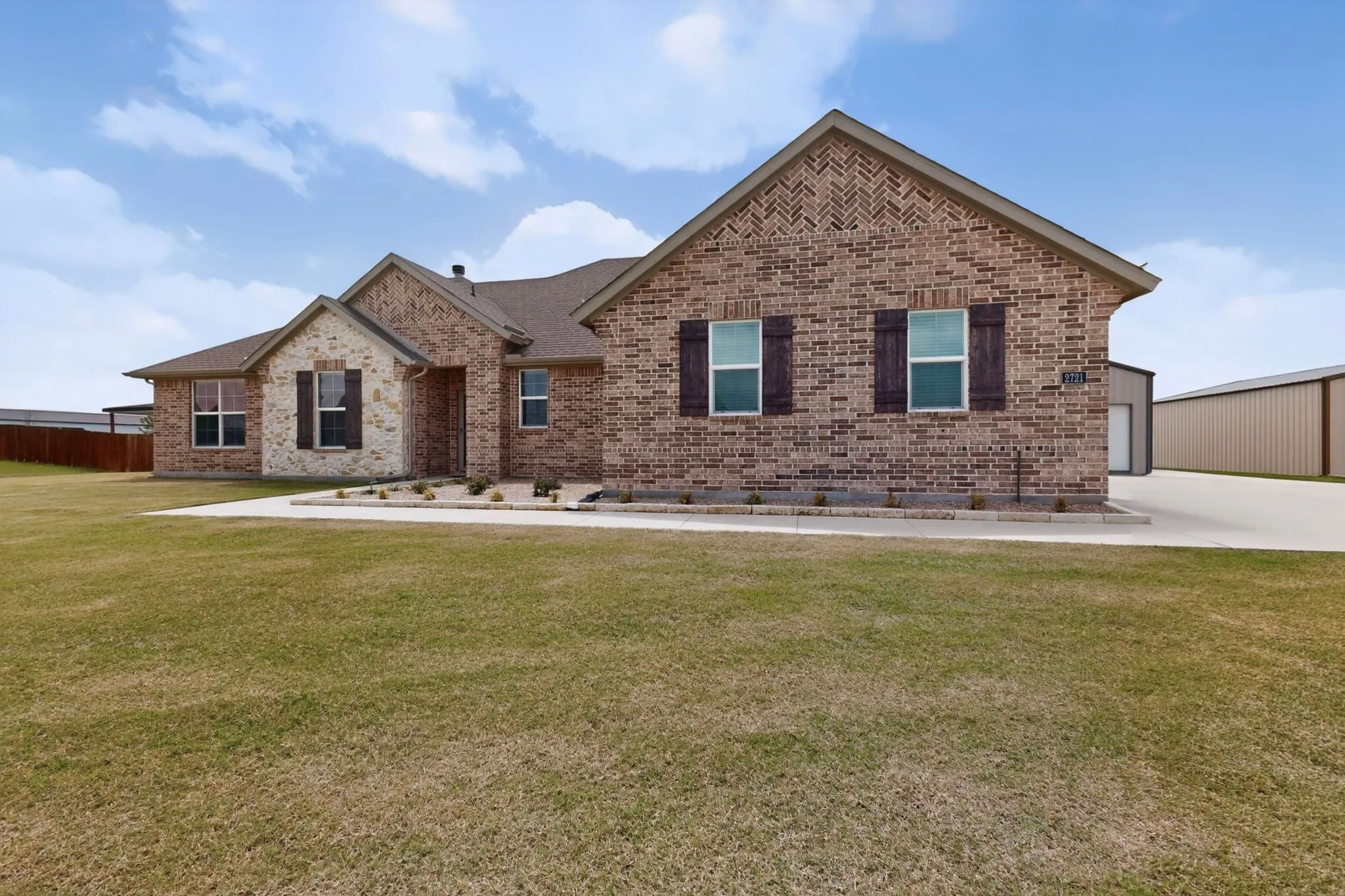 Single Family Residence For Sale in Kaufman County , 2721 Burr Oak Road, Oak Ridge, Texas 75161, 3 Bedroom, 2 Bathroom, 5 Garage spaces, 2,034 Sqft, built in 2022, mls#21297272, Real Estate Agent in Oak Ridge, Homes For Sale in Kaufman county, Homes For Sale in Oak Ridge, Realtor in Oak Ridge Texas, Real Estate Brokerage Independent Realty Texas, Luminita Cordes Realtor