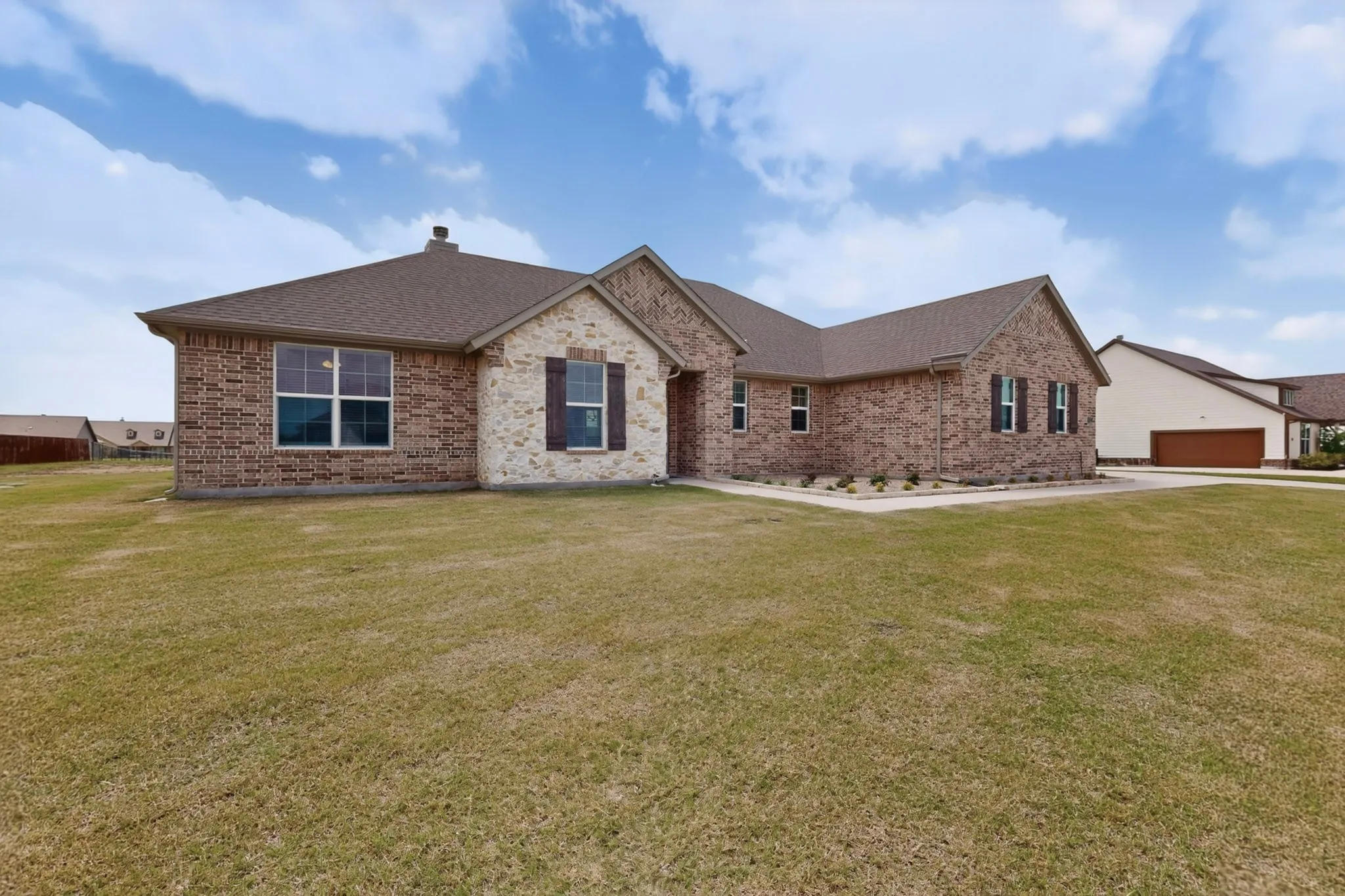 Single Family Residence For Sale in Kaufman County , 2721 Burr Oak Road, Oak Ridge, Texas 75161, 3 Bedroom, 2 Bathroom, 5 Garage spaces, 2,034 Sqft, built in 2022, mls#21297272, Real Estate Agent in Oak Ridge, Homes For Sale in Kaufman county, Homes For Sale in Oak Ridge, Realtor in Oak Ridge Texas, Real Estate Brokerage Independent Realty Texas, Luminita Cordes Realtor