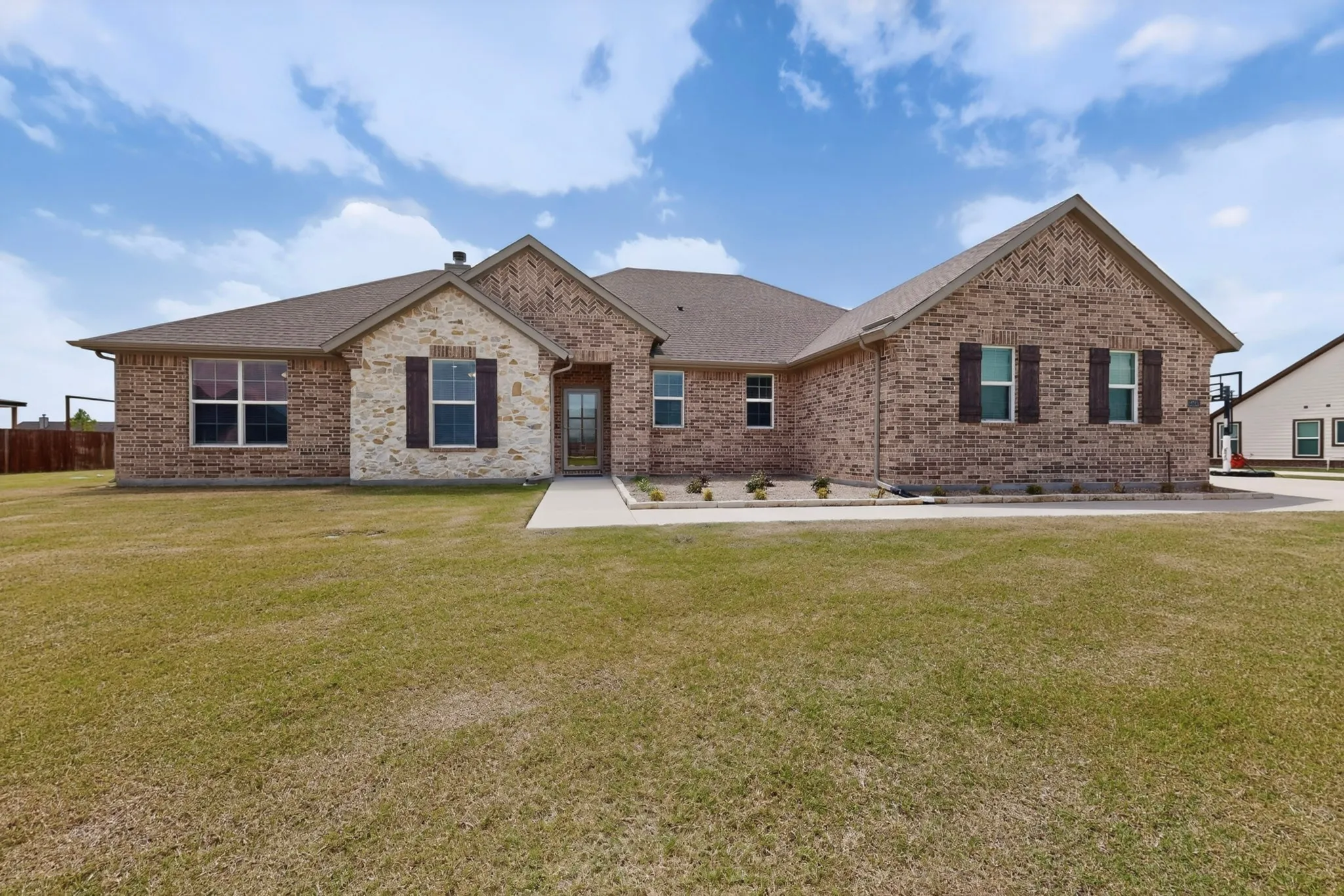 Single Family Residence For Sale in Kaufman County , 2721 Burr Oak Road, Oak Ridge, Texas 75161, 3 Bedroom, 2 Bathroom, 5 Garage spaces, 2,034 Sqft, built in 2022, mls#21297272, Real Estate Agent in Oak Ridge, Homes For Sale in Kaufman county, Homes For Sale in Oak Ridge, Realtor in Oak Ridge Texas, Real Estate Brokerage Independent Realty Texas, Luminita Cordes Realtor