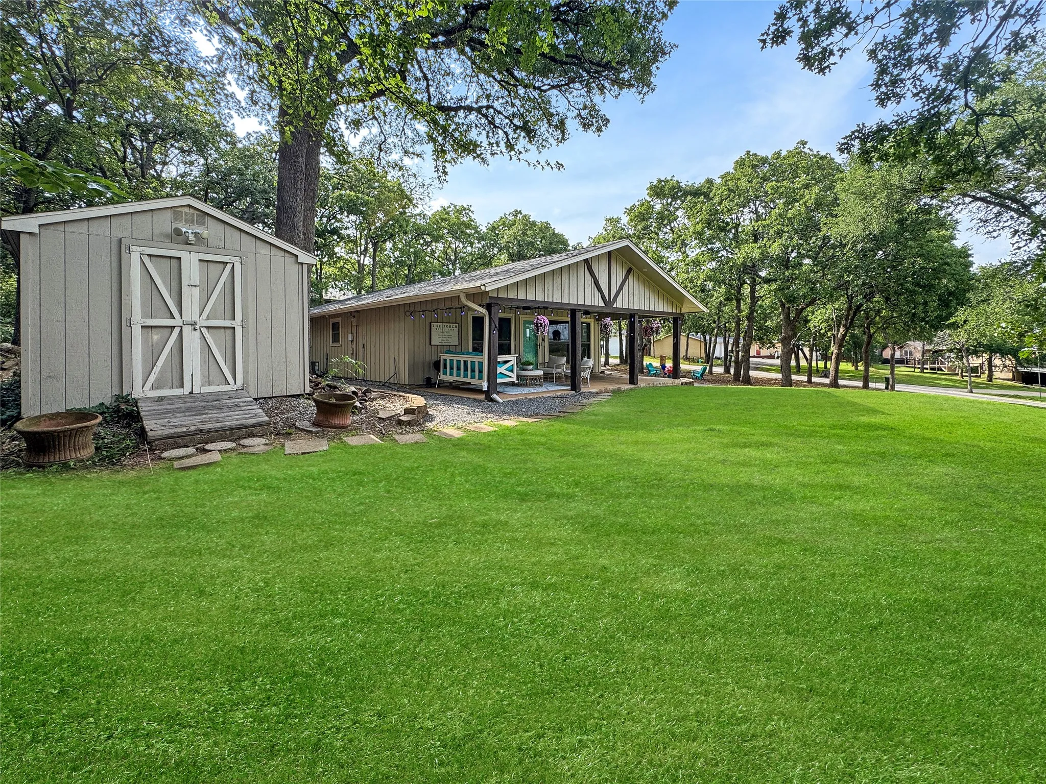 Single Family Residence For Sale in Grayson County , 286 Lakewood Lane, Pottsboro, Texas 75076, 3 Bedroom, 2 Bathroom, Garage spaces, 1,287 Sqft, built in 1969, mls#21297122, Real Estate Agent in Pottsboro, Homes For Sale in Grayson county, Homes For Sale in Pottsboro, Realtor in Pottsboro Texas, Real Estate Brokerage Independent Realty Texas, Luminita Cordes Realtor