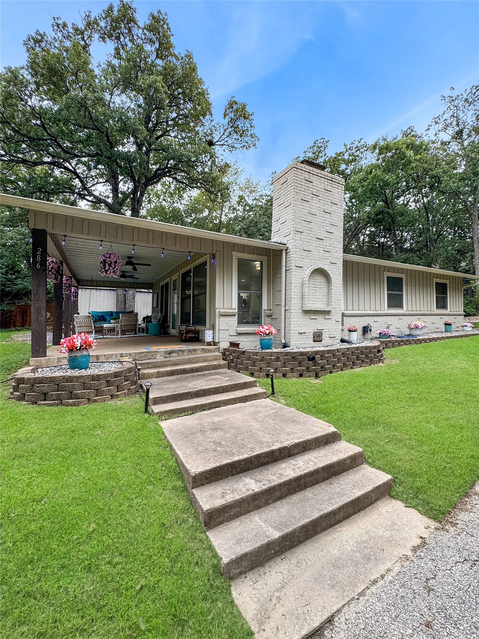 Single Family Residence For Sale in Grayson County , 286 Lakewood Lane, Pottsboro, Texas 75076, 3 Bedroom, 2 Bathroom, Garage spaces, 1,287 Sqft, built in 1969, mls#21297122, Real Estate Agent in Pottsboro, Homes For Sale in Grayson county, Homes For Sale in Pottsboro, Realtor in Pottsboro Texas, Real Estate Brokerage Independent Realty Texas, Luminita Cordes Realtor